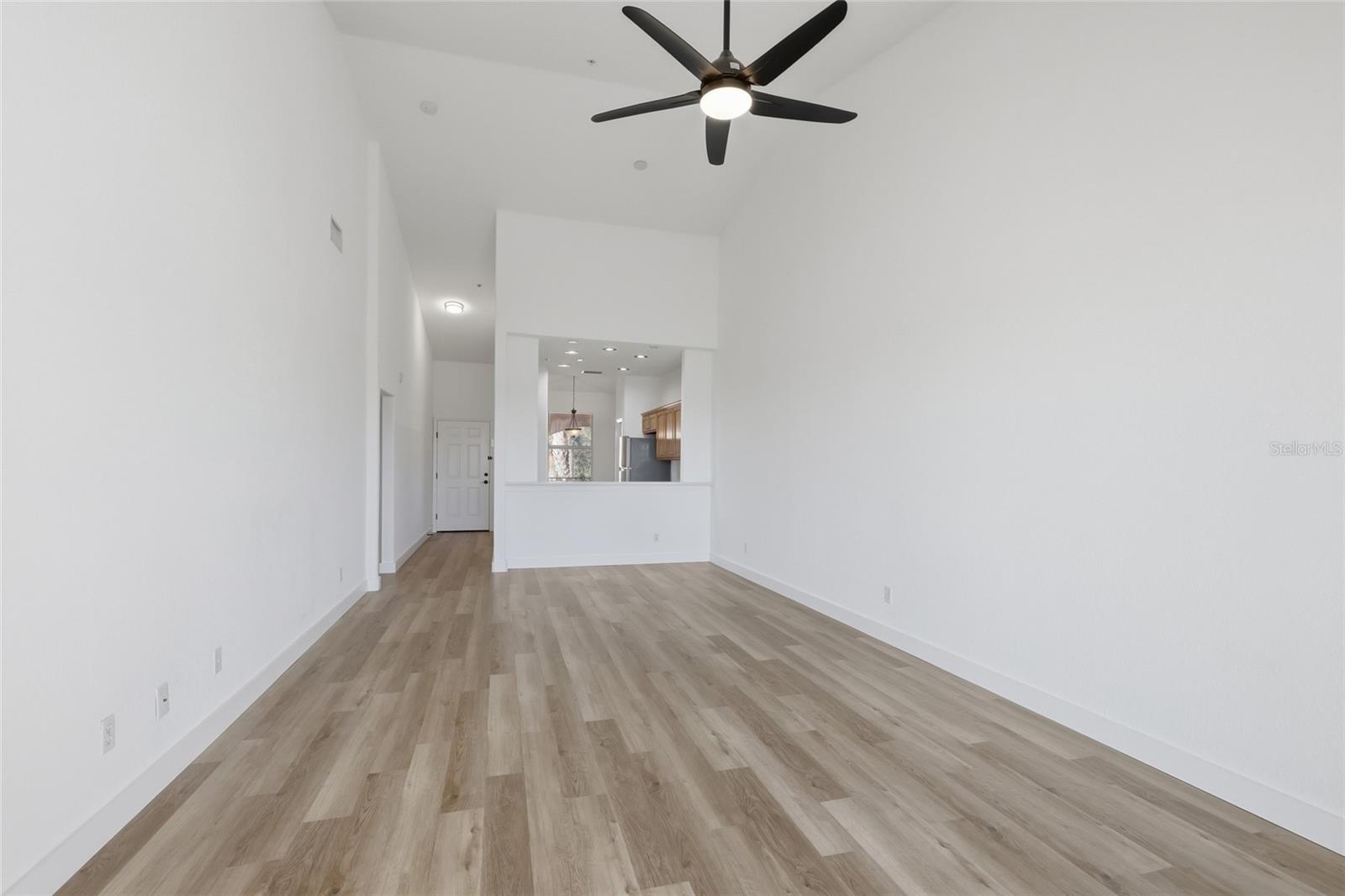 Image 7 of 37 For 803 Fairwaycove Lane 205