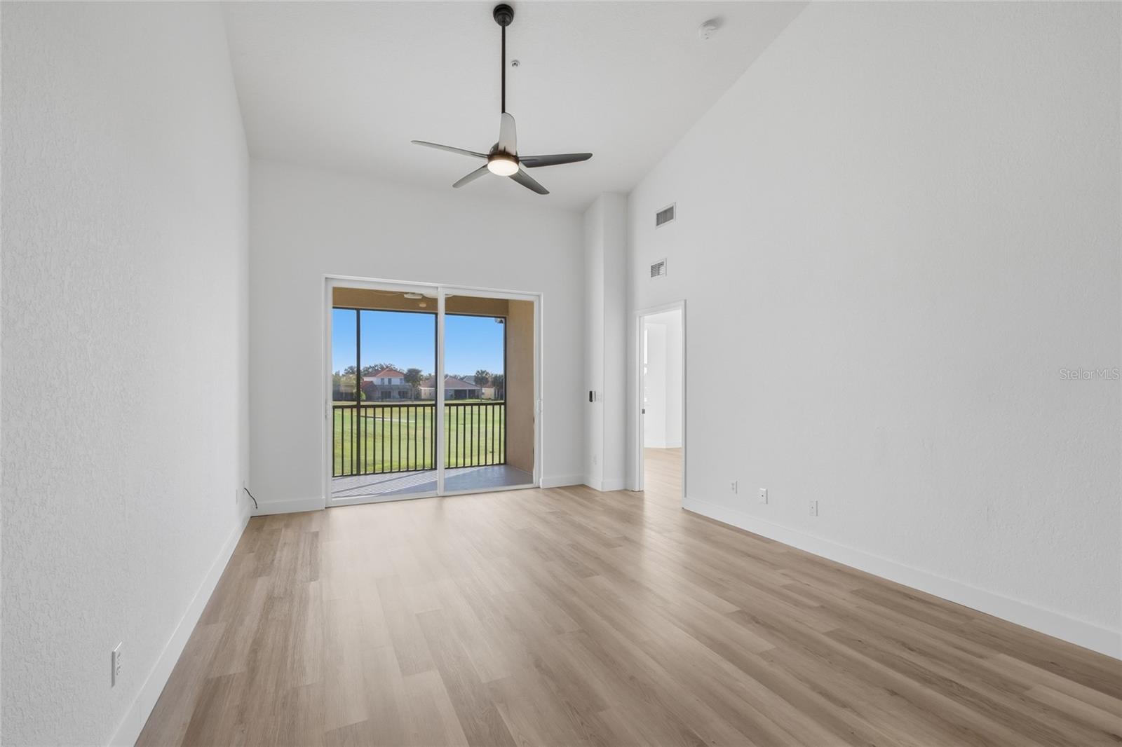 Image 8 of 37 For 803 Fairwaycove Lane 205