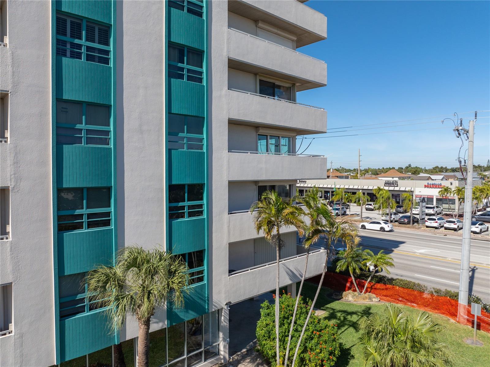 Image 9 of 50 For 4803 Sunset Court 304