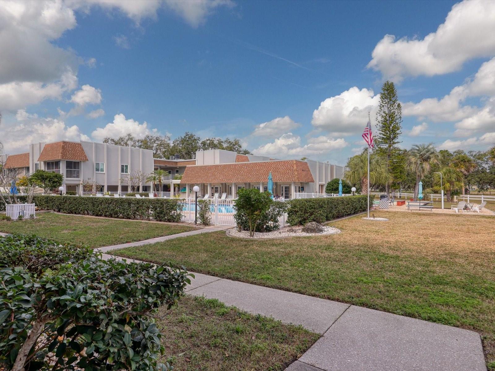 Image 25 of 47 For 1330 Glen Oaks Drive E 174d