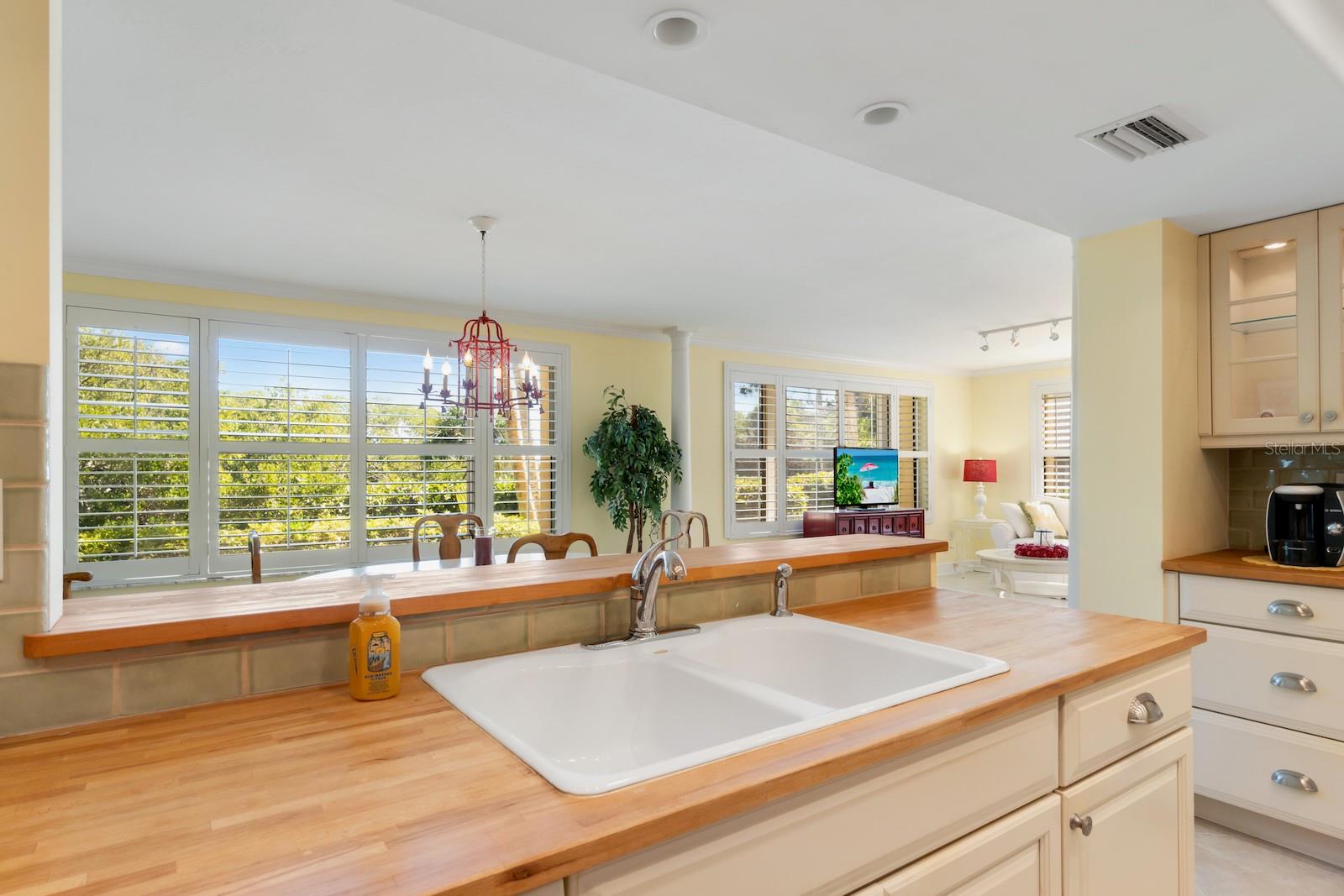 Image 11 of 63 For 8767 Midnight Pass Road 101f