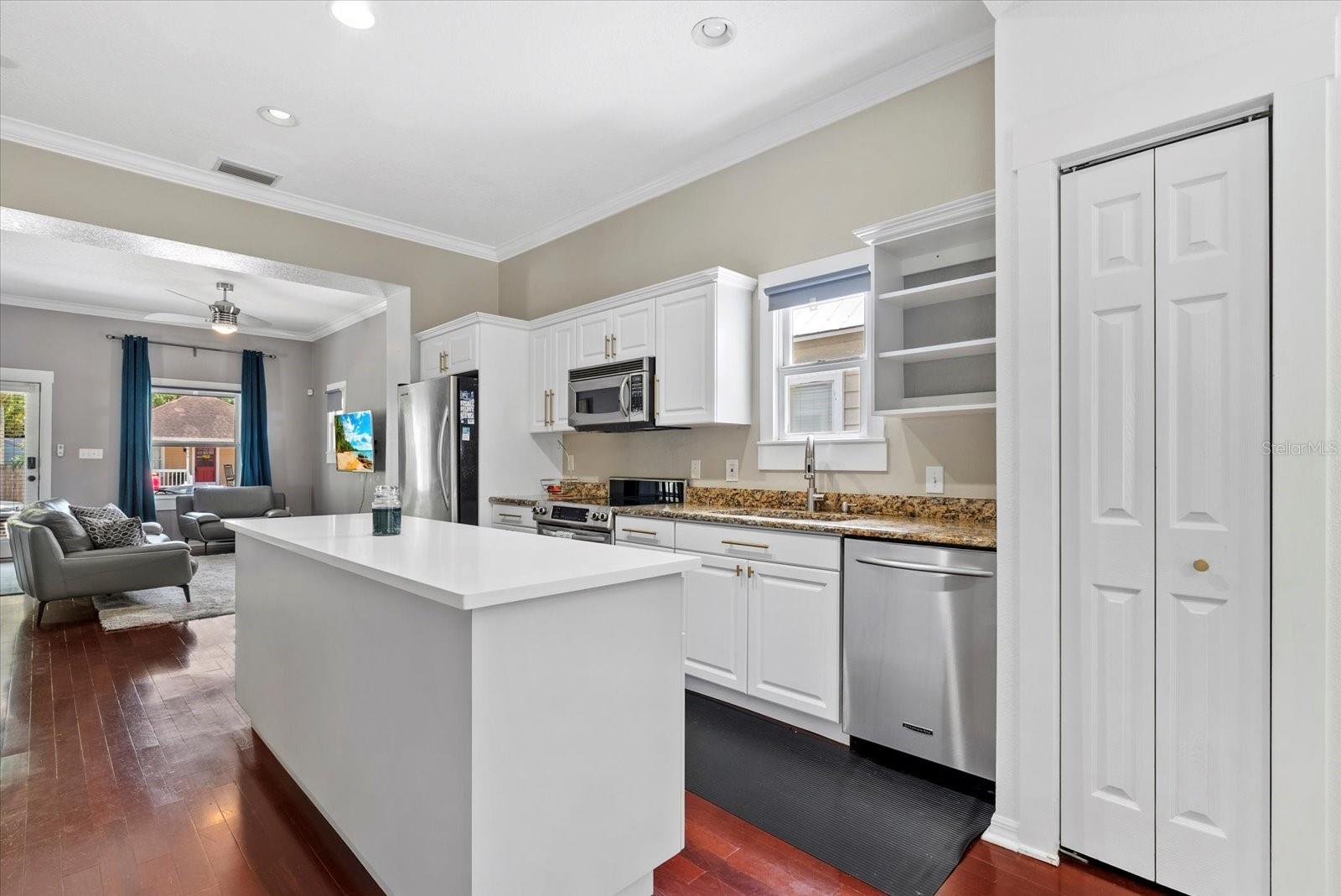 Image 8 of 25 For 412 Amelia Avenue