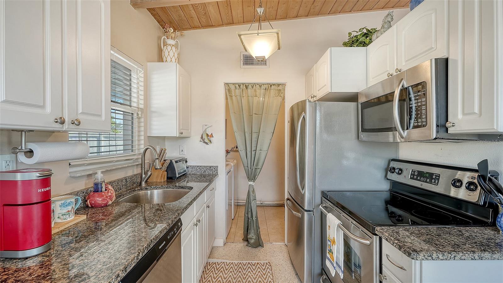 Image 12 of 55 For 817 Harbor Drive S