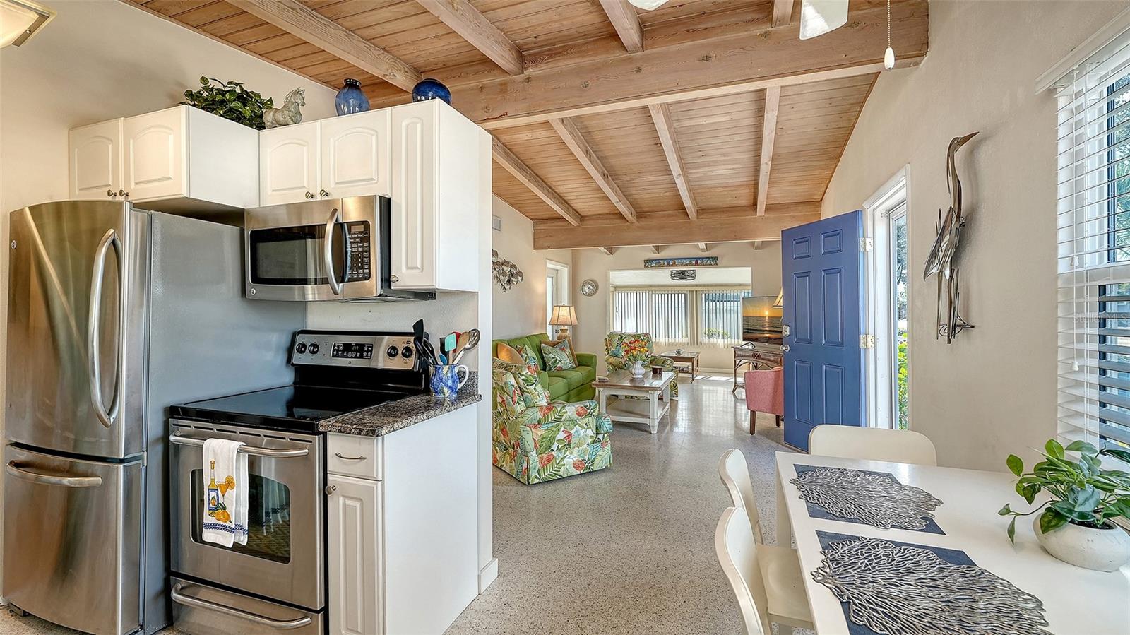 Image 14 of 55 For 817 Harbor Drive S