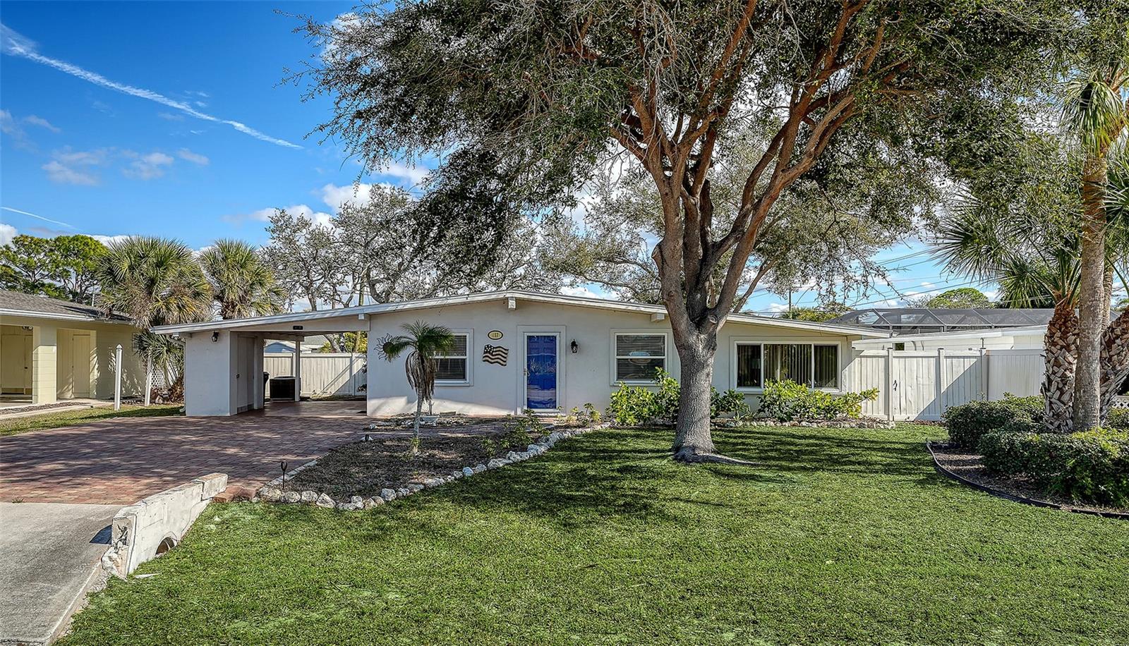 Image 3 of 55 For 817 Harbor Drive S