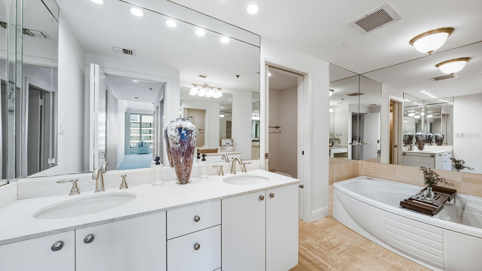 Image 36 of 70 For 455 Longboat Club Road 707