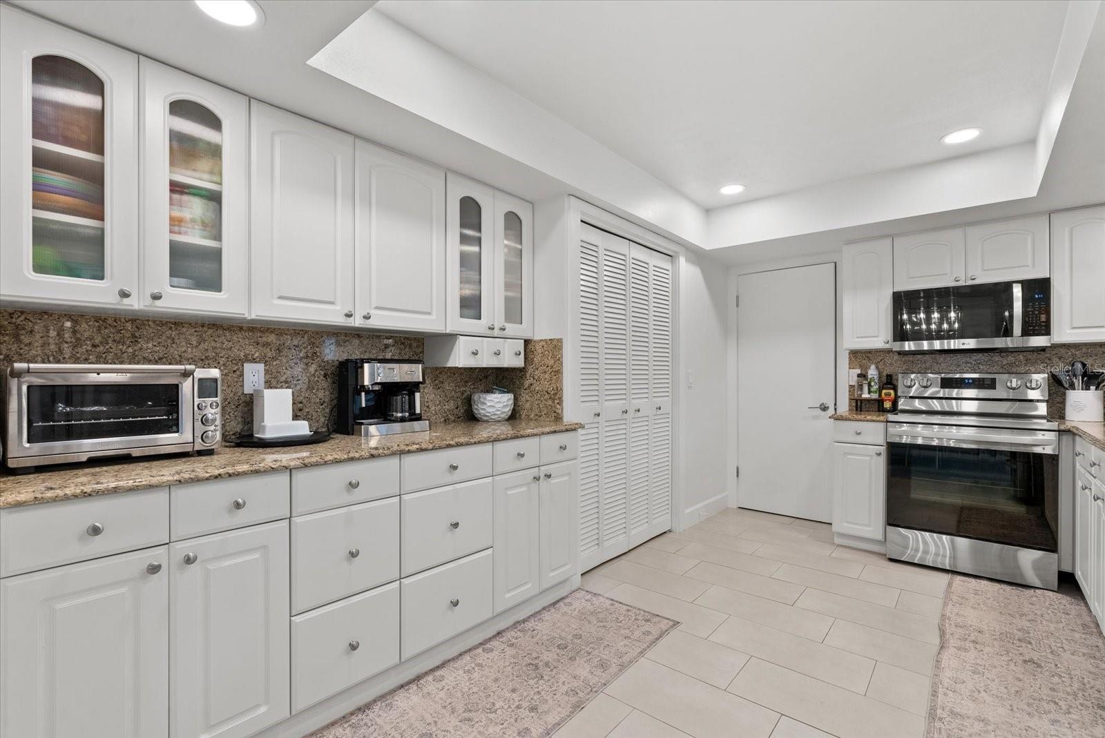 Image 11 of 29 For 6835 Roxbury Drive