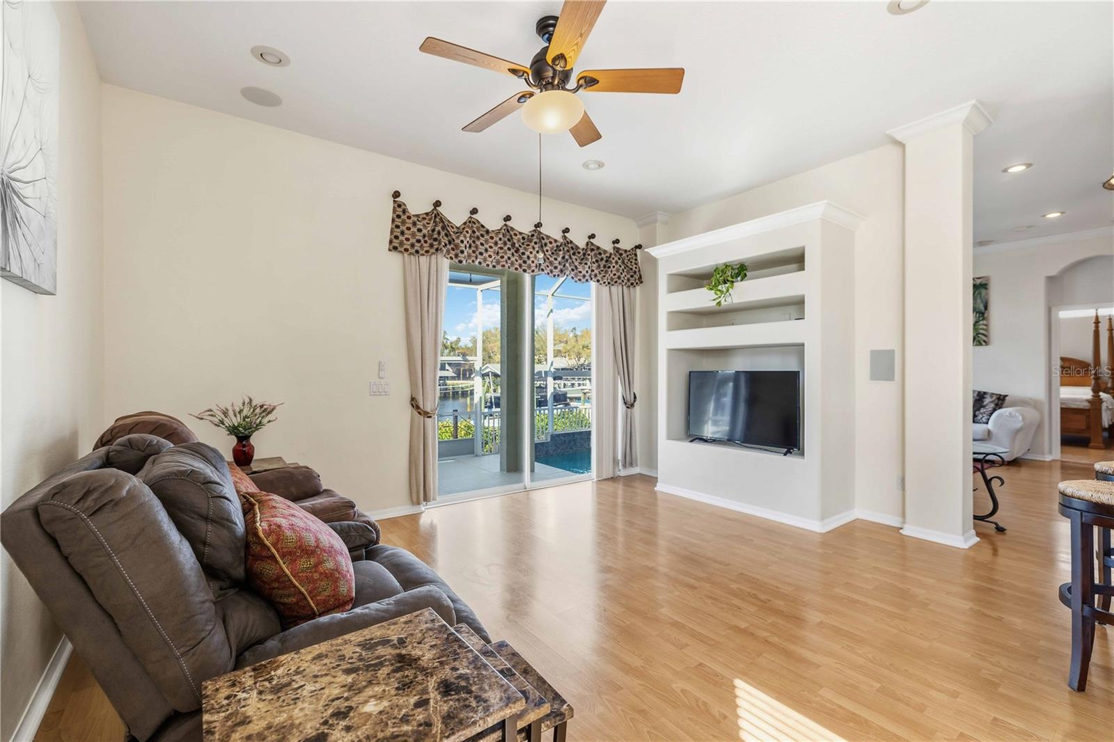 Image 23 of 56 For 136 41st Circle E