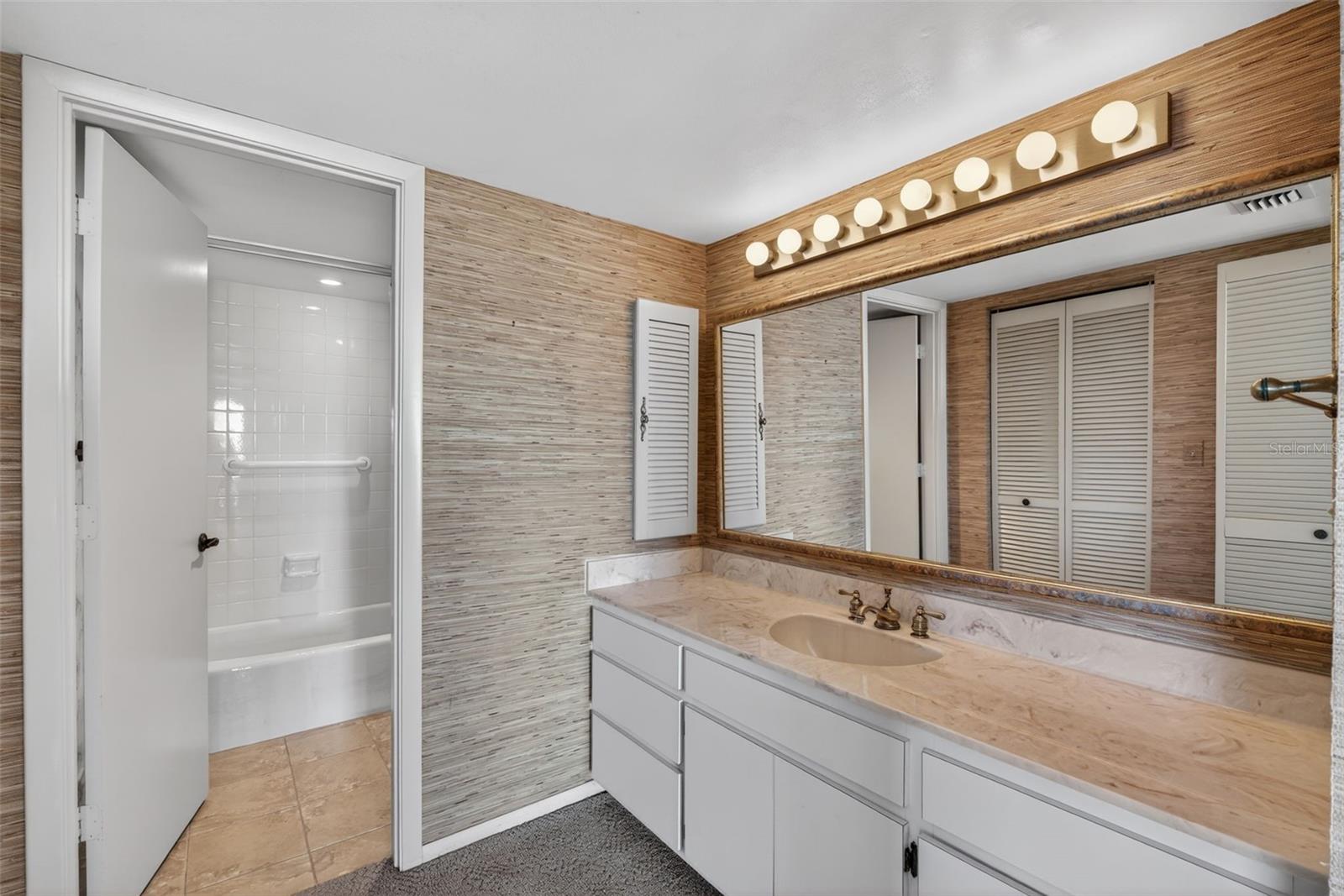 Image 29 of 33 For 1111 Gulfstream Avenue 8d