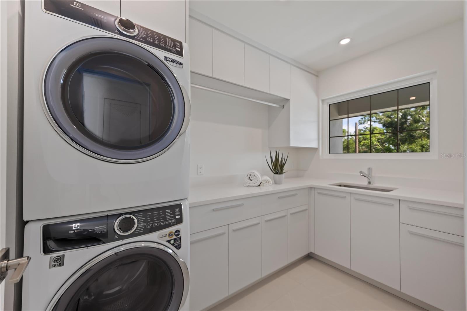 Image 56 of 73 For 2590 Floyd Street