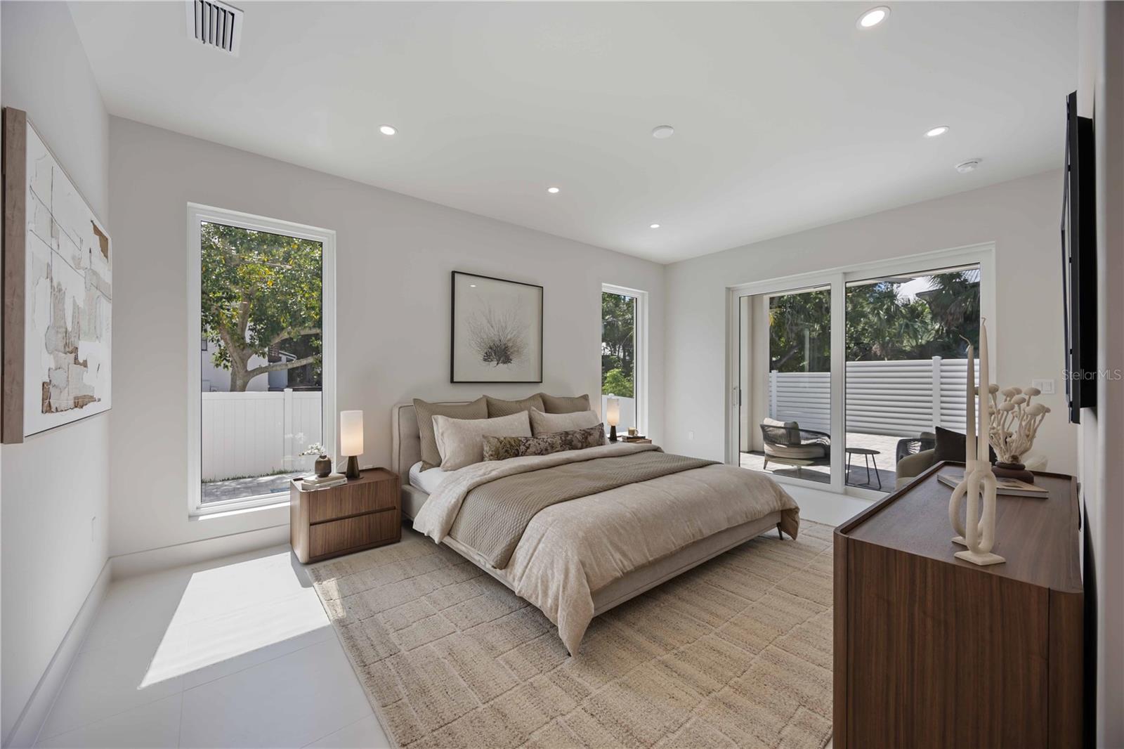 Image 27 of 84 For 2596 Floyd Street