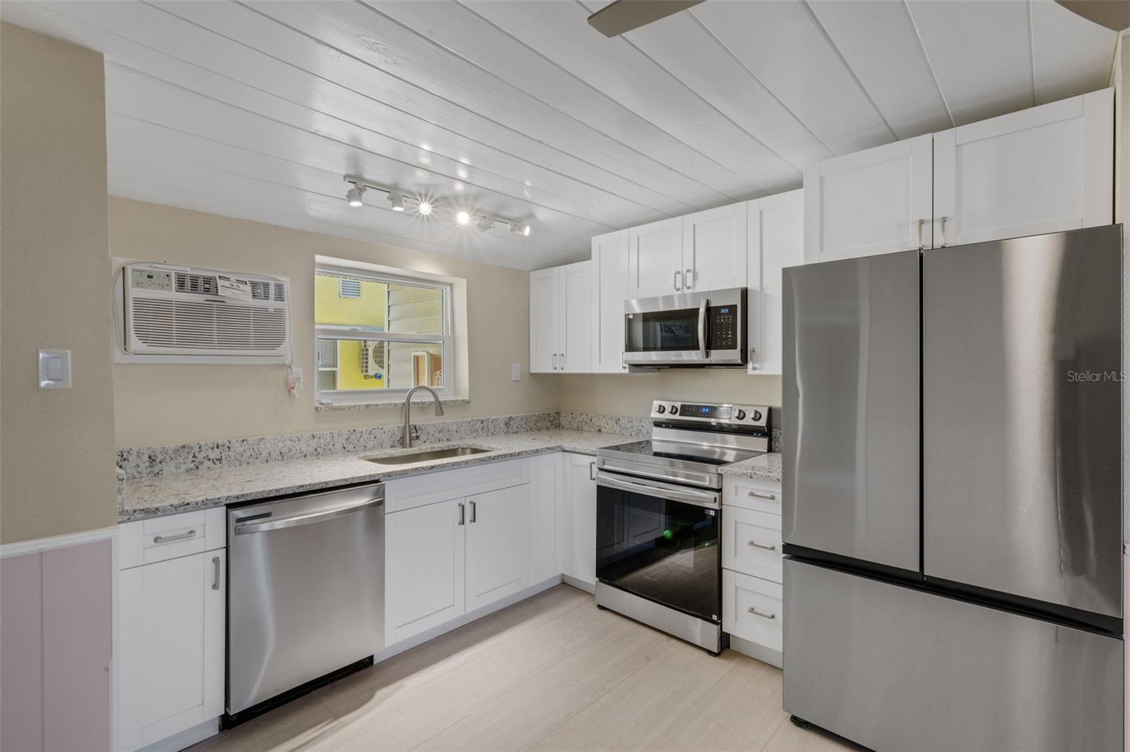 Image 12 of 21 For 7797 Gulf Boulevard 12