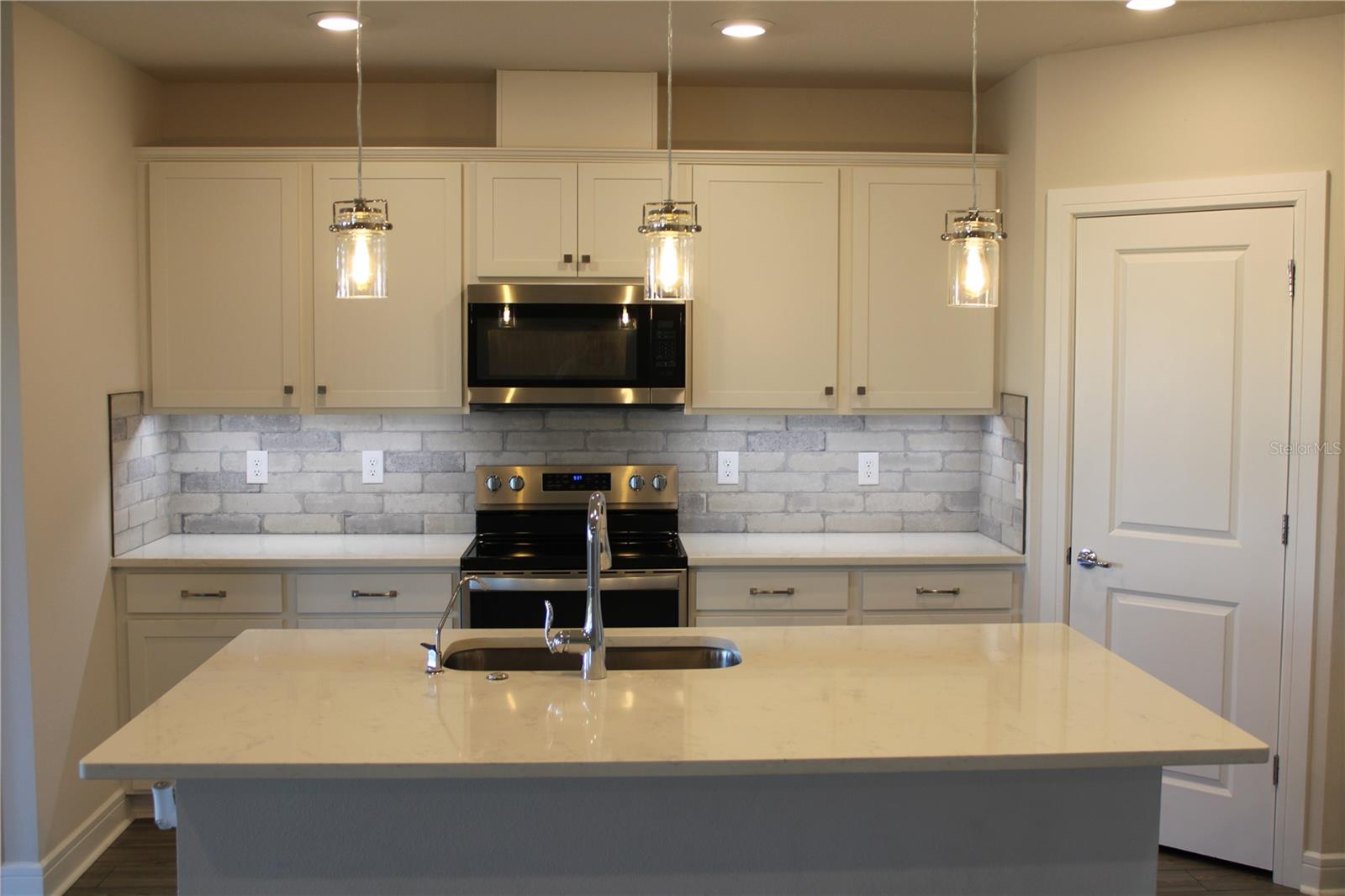 Image 4 of 64 For 8232 Reefbay Cove