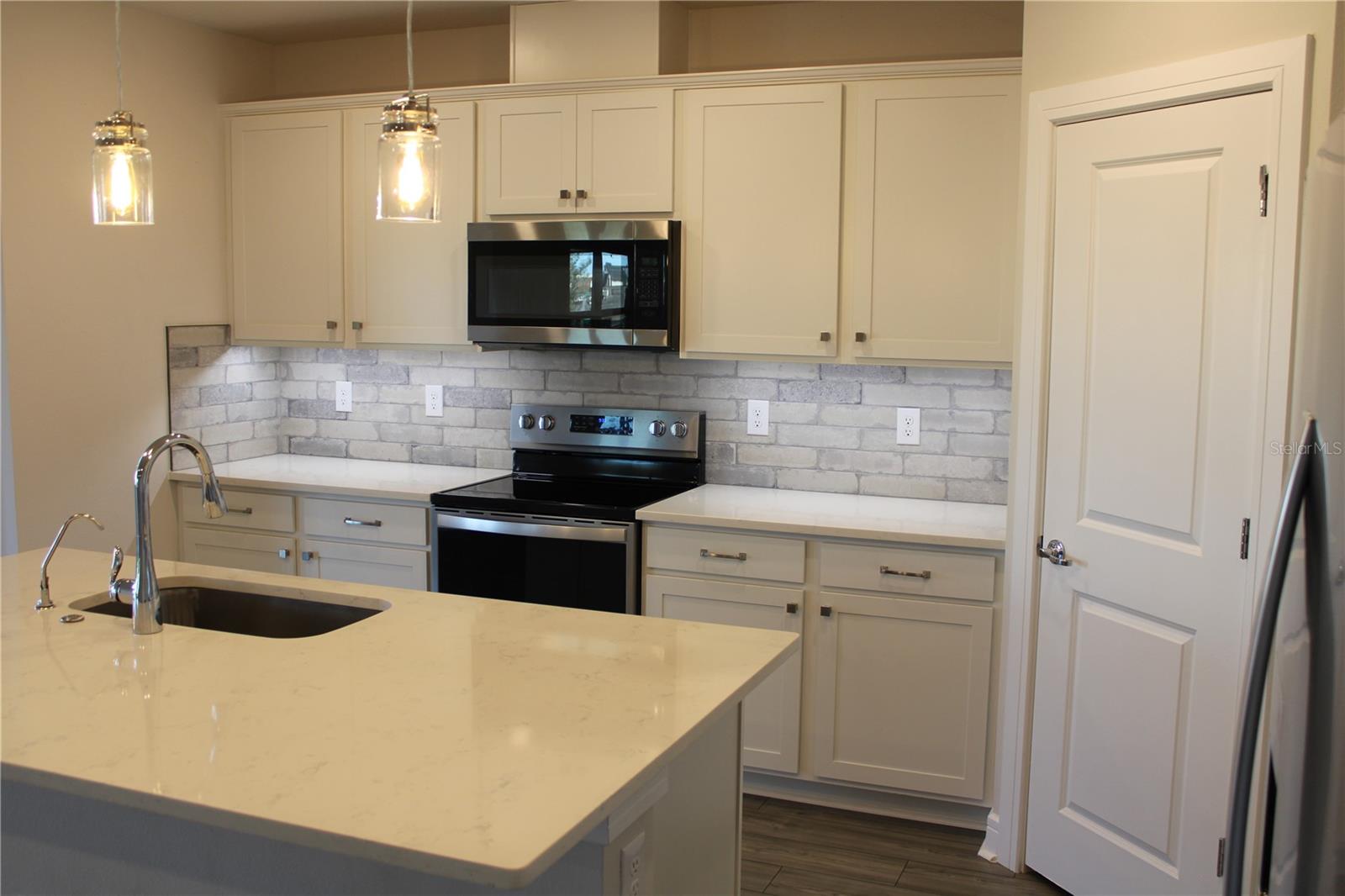 Image 6 of 64 For 8232 Reefbay Cove