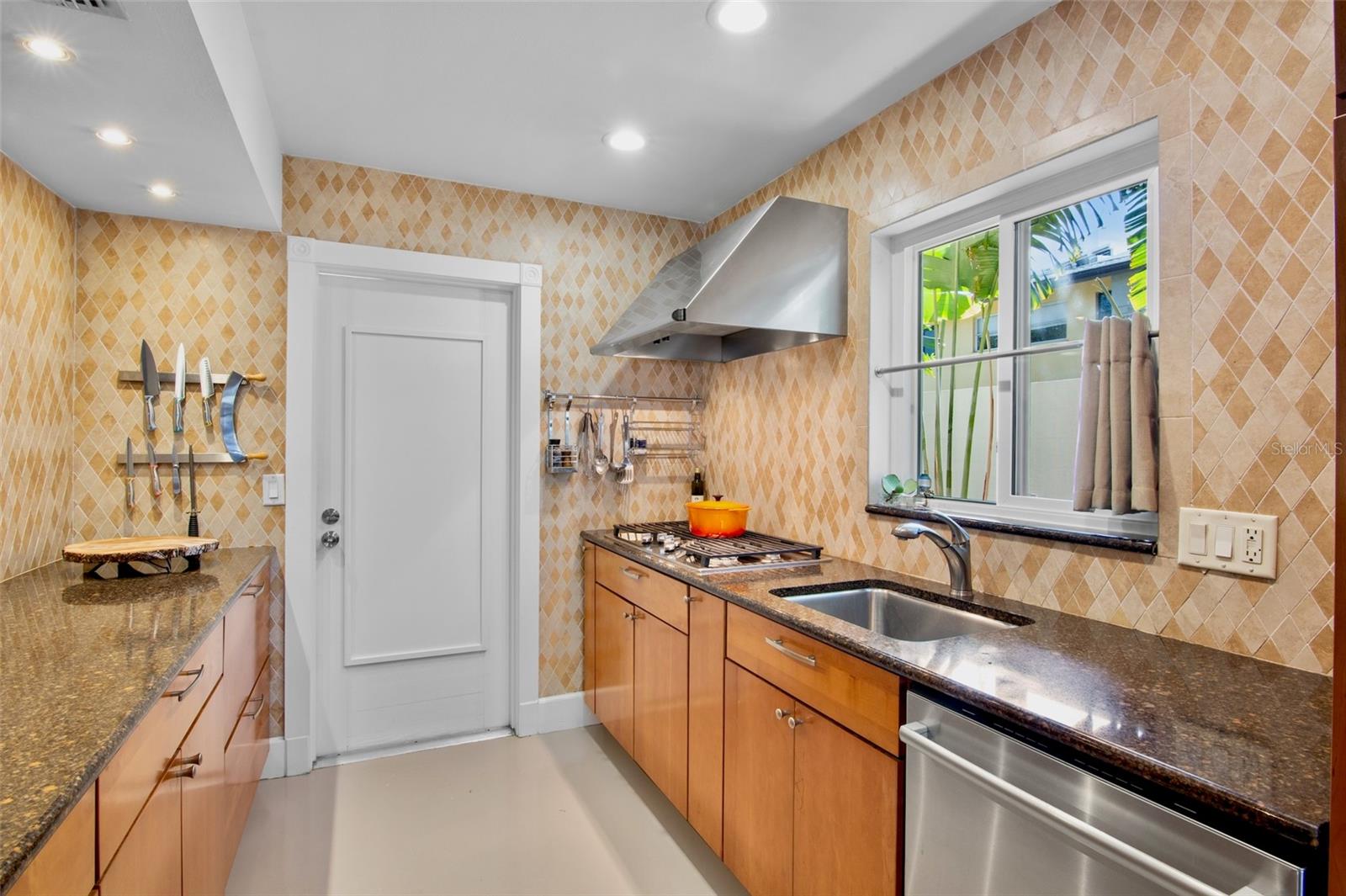 Image 19 of 47 For 1516 Oak Street