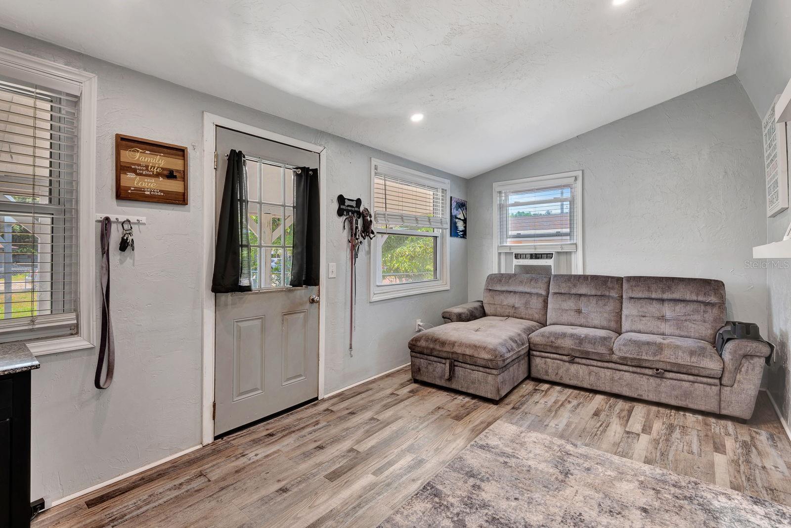 Image 8 of 34 For 997 28th Avenue Drive E