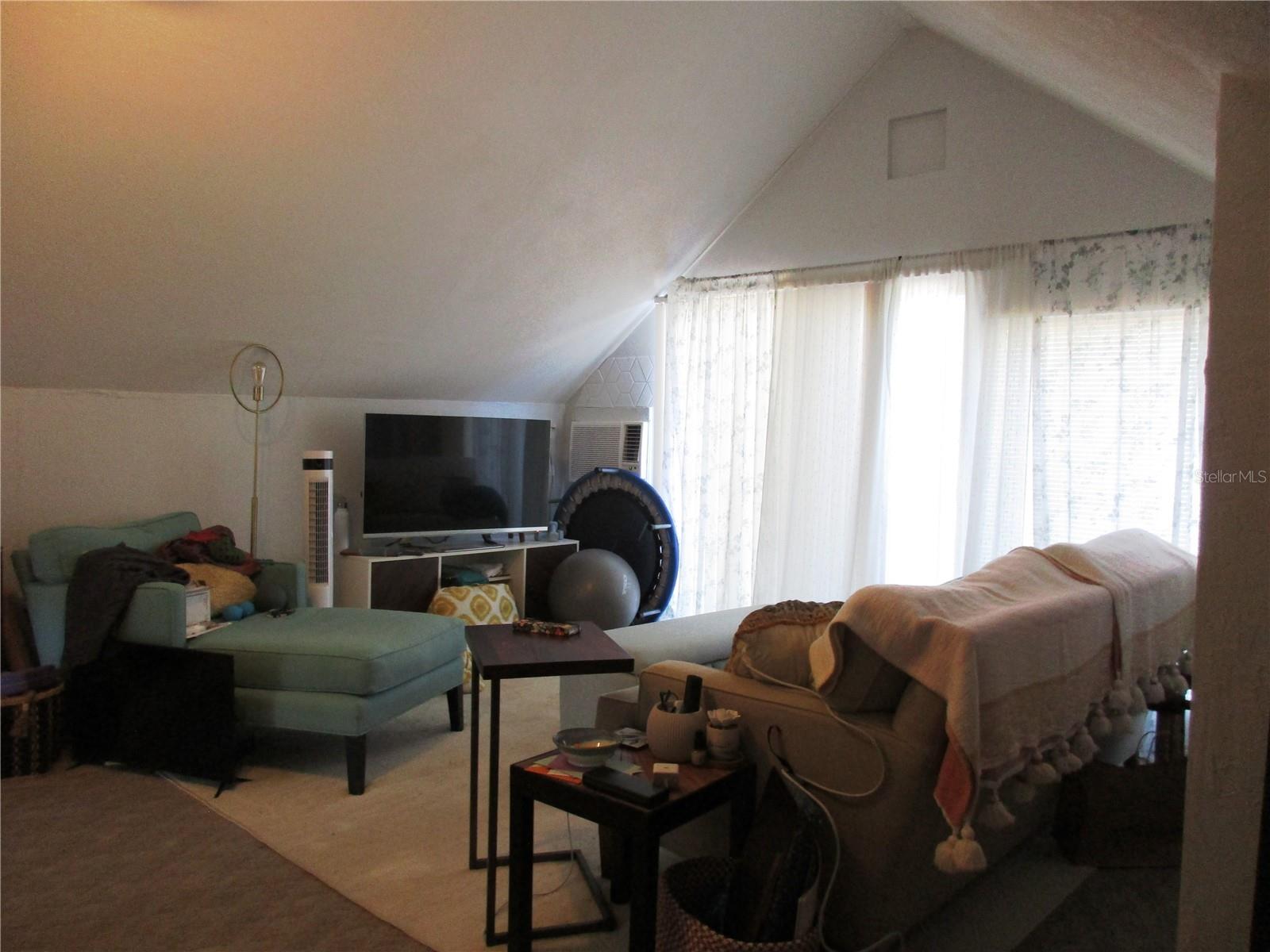 Listing photo id 16 for 618 Avenida De Mayo