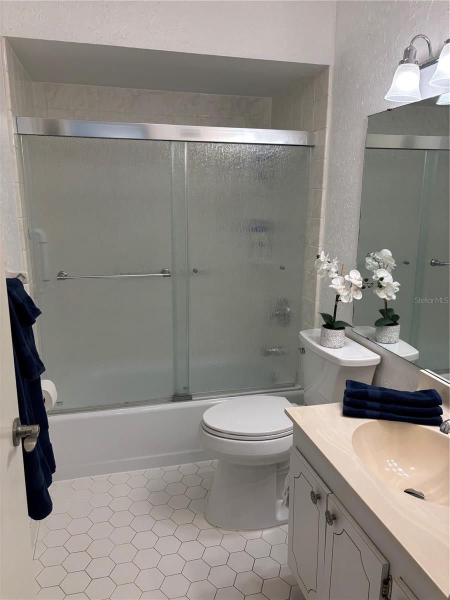 Image 19 of 27 For 5712 12 Avenue W 5712