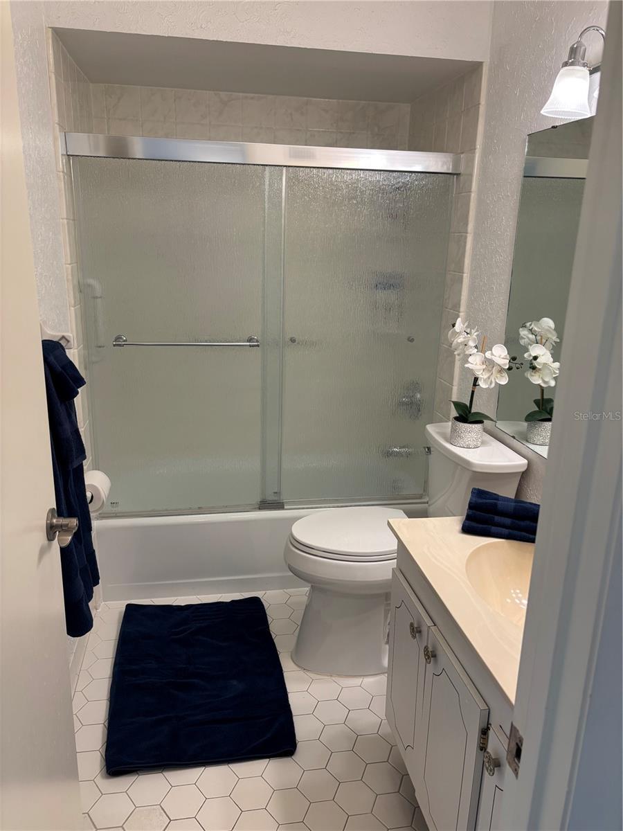 Image 20 of 27 For 5712 12 Avenue W 5712