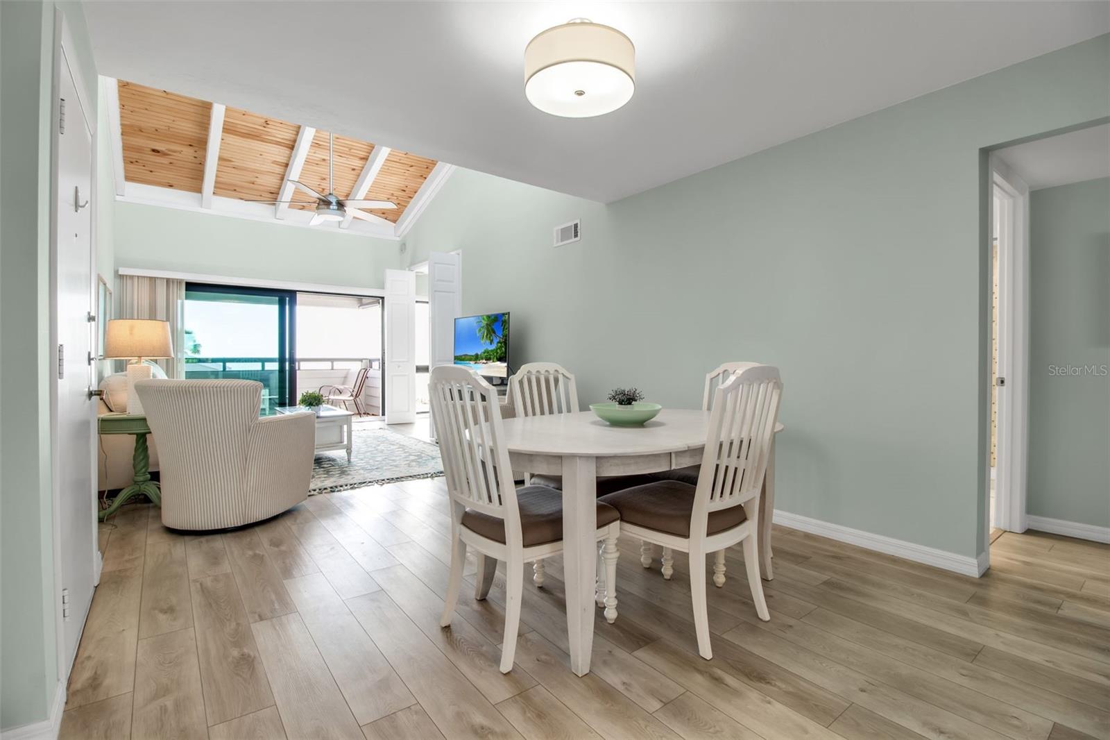 Image 16 of 45 For 1555 Tarpon Center Drive 214