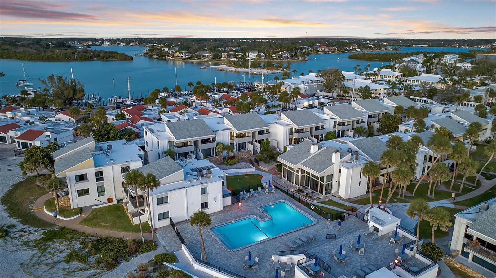 Image 32 of 45 For 1555 Tarpon Center Drive 214