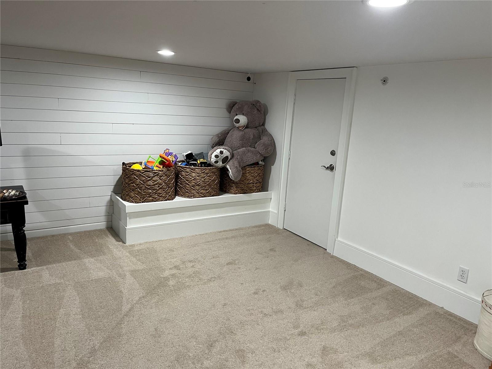 Image 32 of 38 For 155 Vintage Circle I404