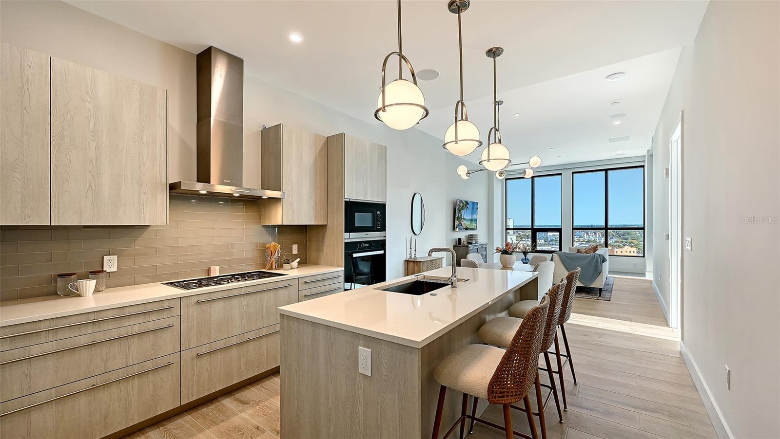 Image 2 of 36 For 33 Palm Avenue 904