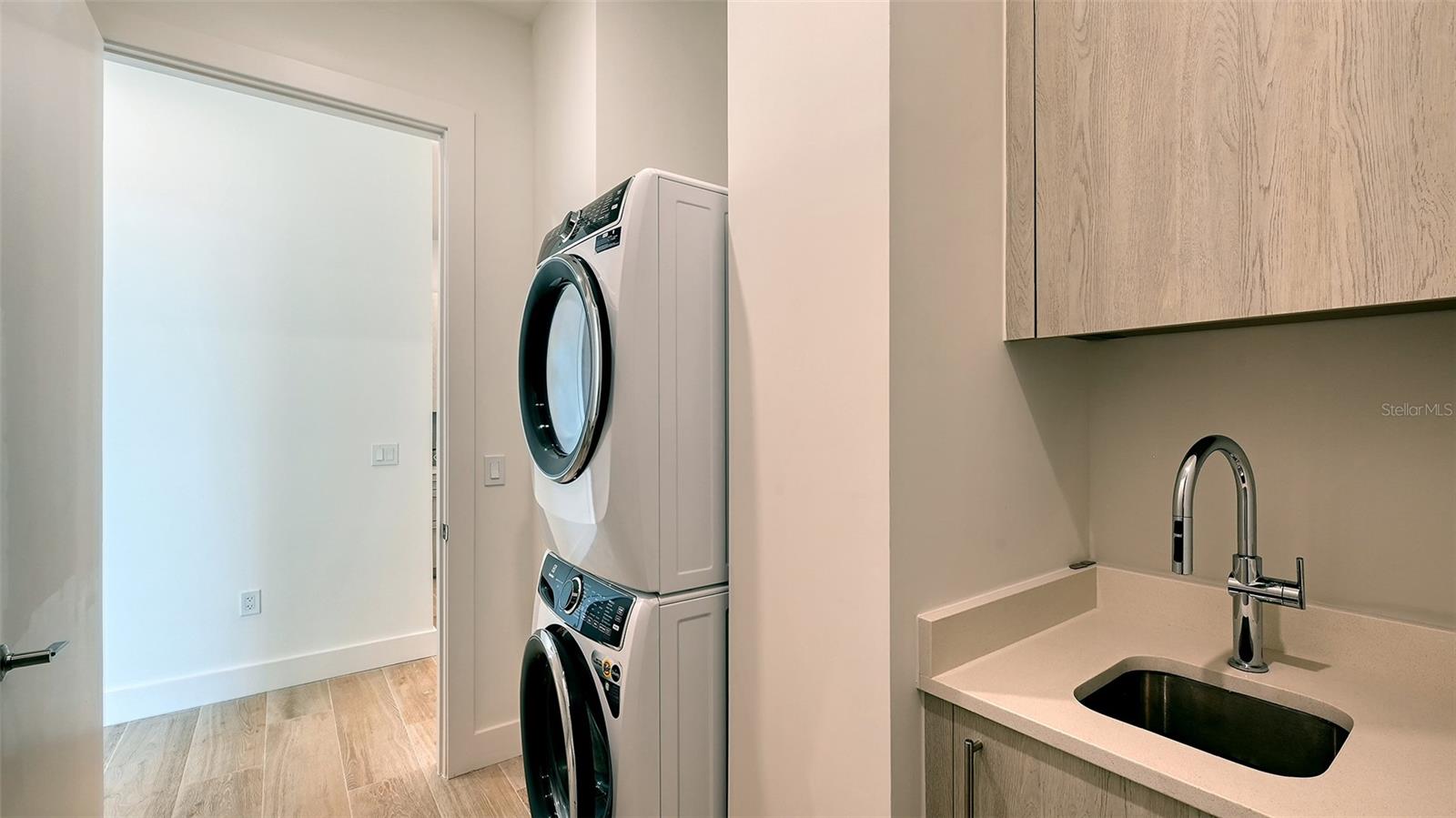 Image 20 of 36 For 33 Palm Avenue 904