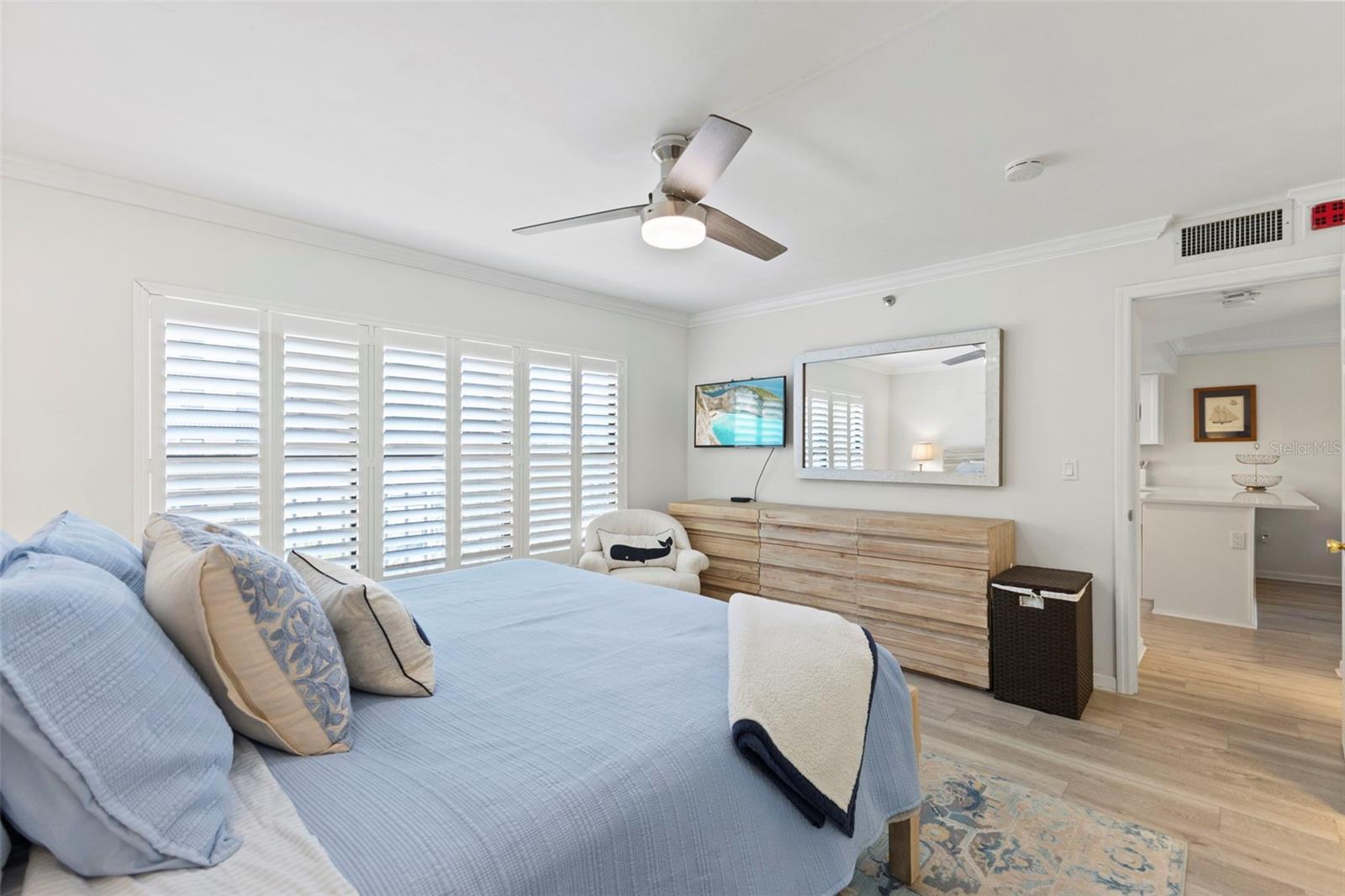 Image 27 of 56 For 1001 Benjamin Franklin Drive 503