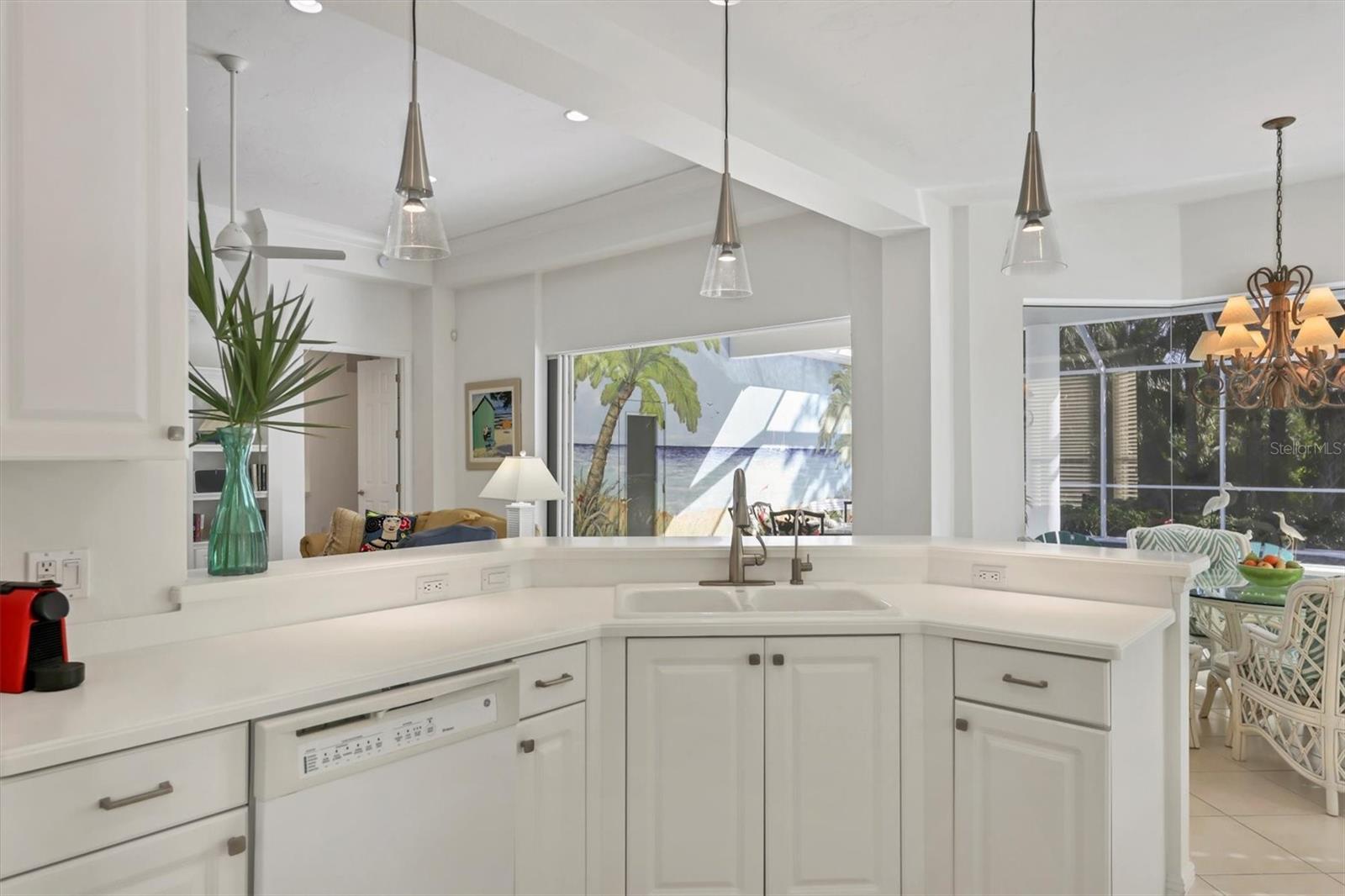 Listing photo id 13 for 8135 Abingdon Court