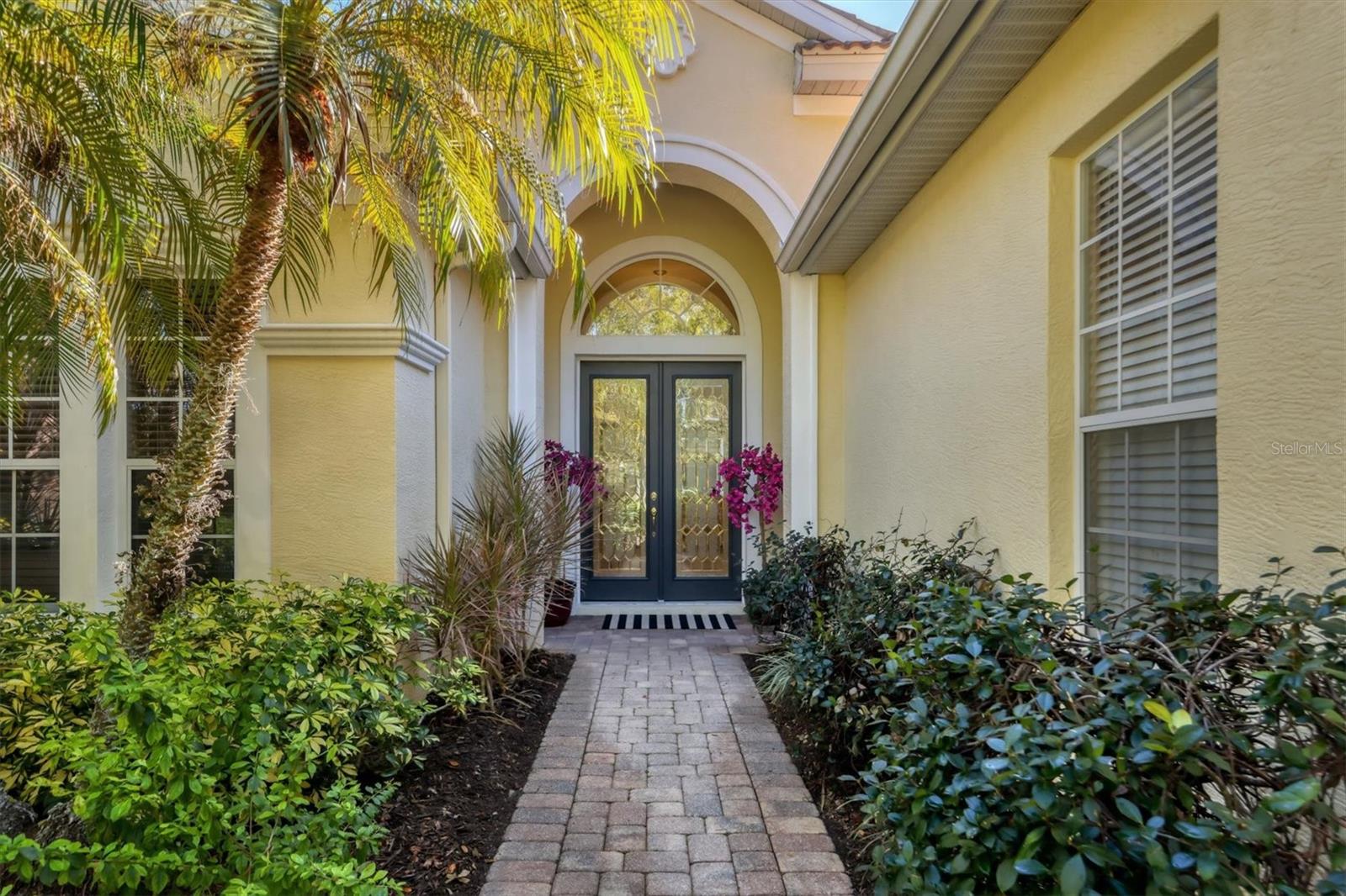 Listing photo id 0 for 8135 Abingdon Court