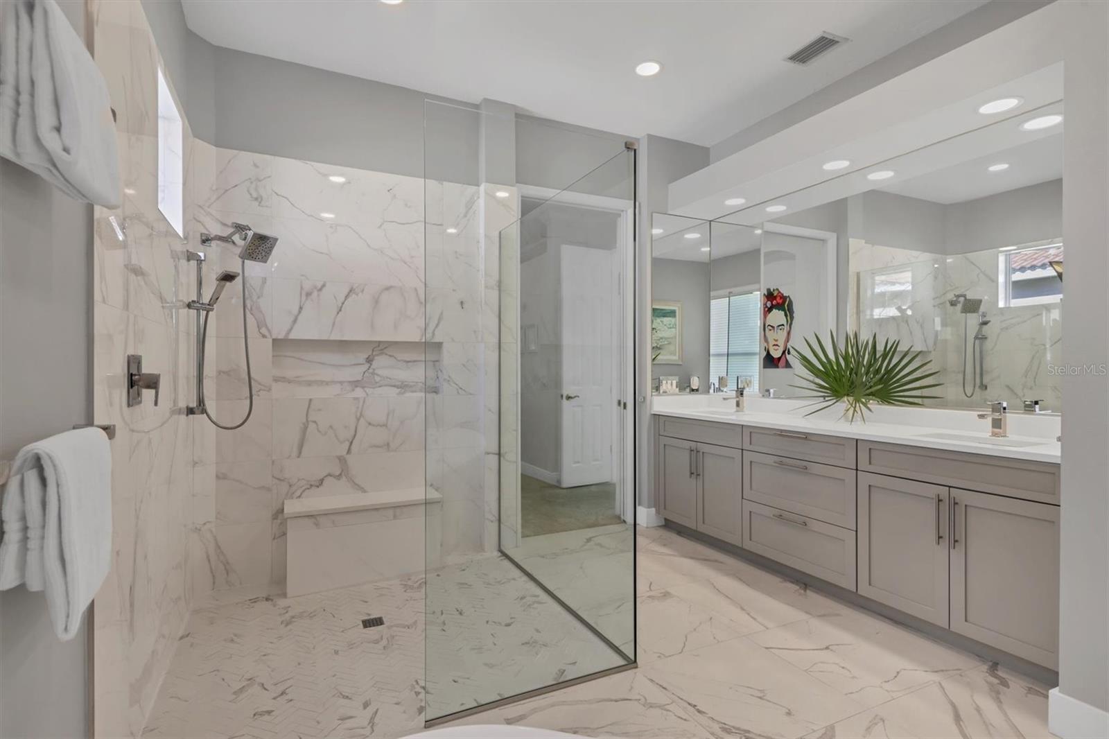 Listing photo id 18 for 8135 Abingdon Court