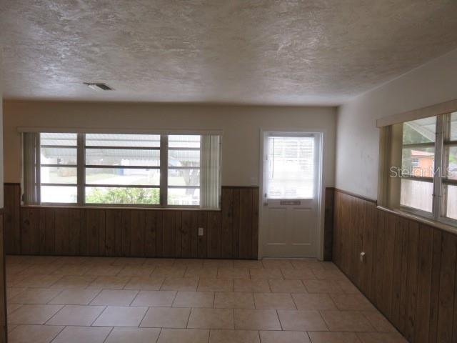 Image 5 of 31 For 2204 20th Avenue W