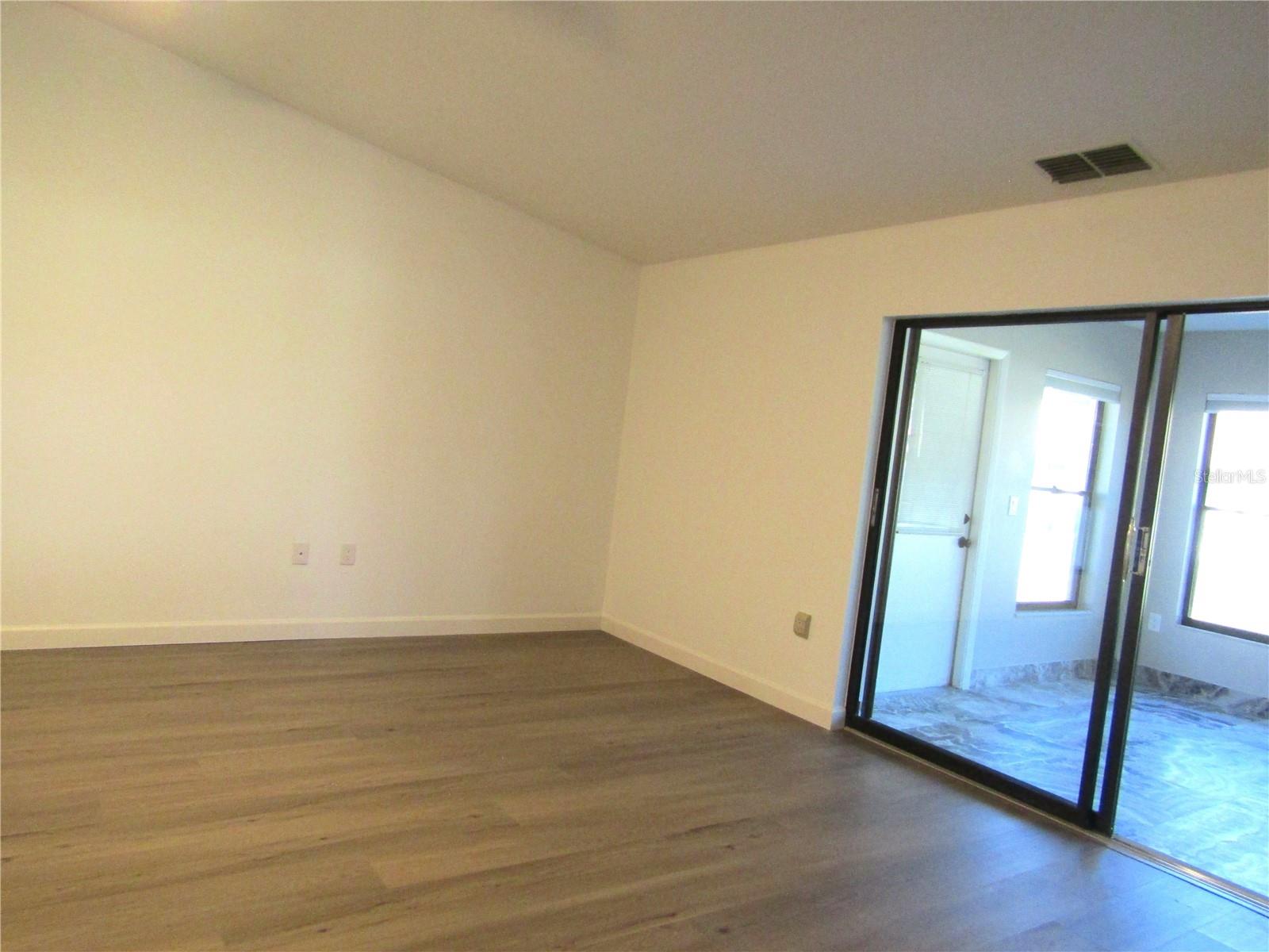 Image 15 of 27 For 376 Oak Hill Drive 36