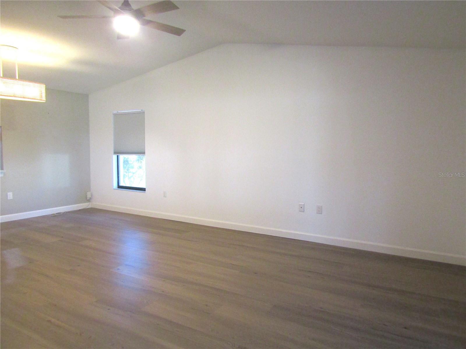 Image 16 of 27 For 376 Oak Hill Drive 36