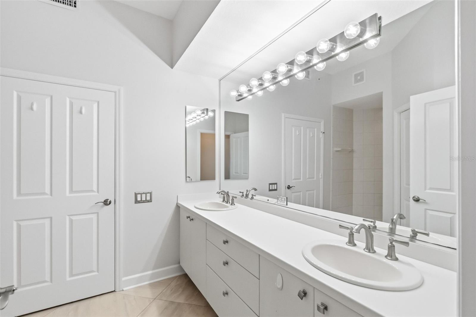 Image 16 of 49 For 5264 Bouchard Circle 102