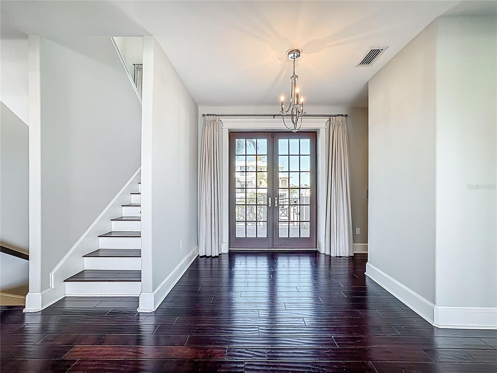 Listing photo id 3 for 529 77th Street