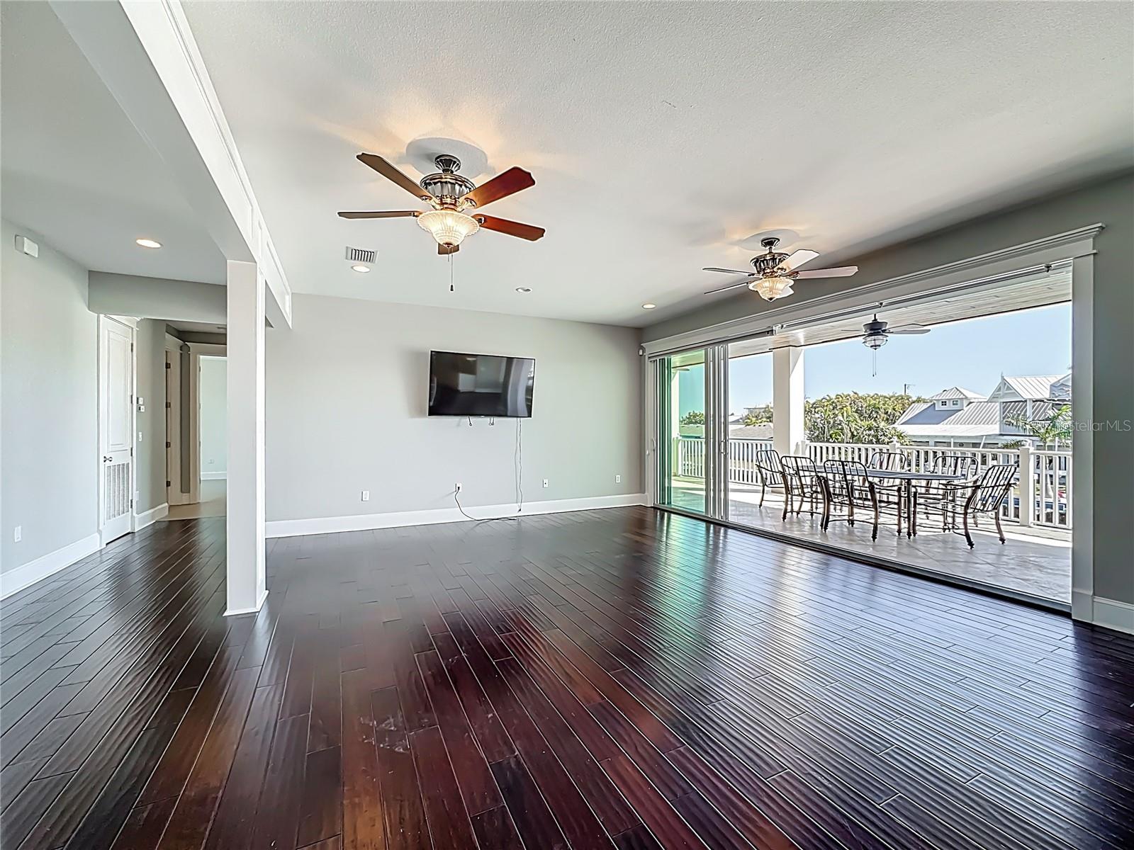 Listing photo id 7 for 529 77th Street