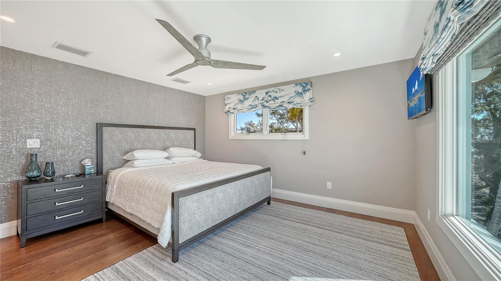 Image 31 of 73 For 95 52nd Street