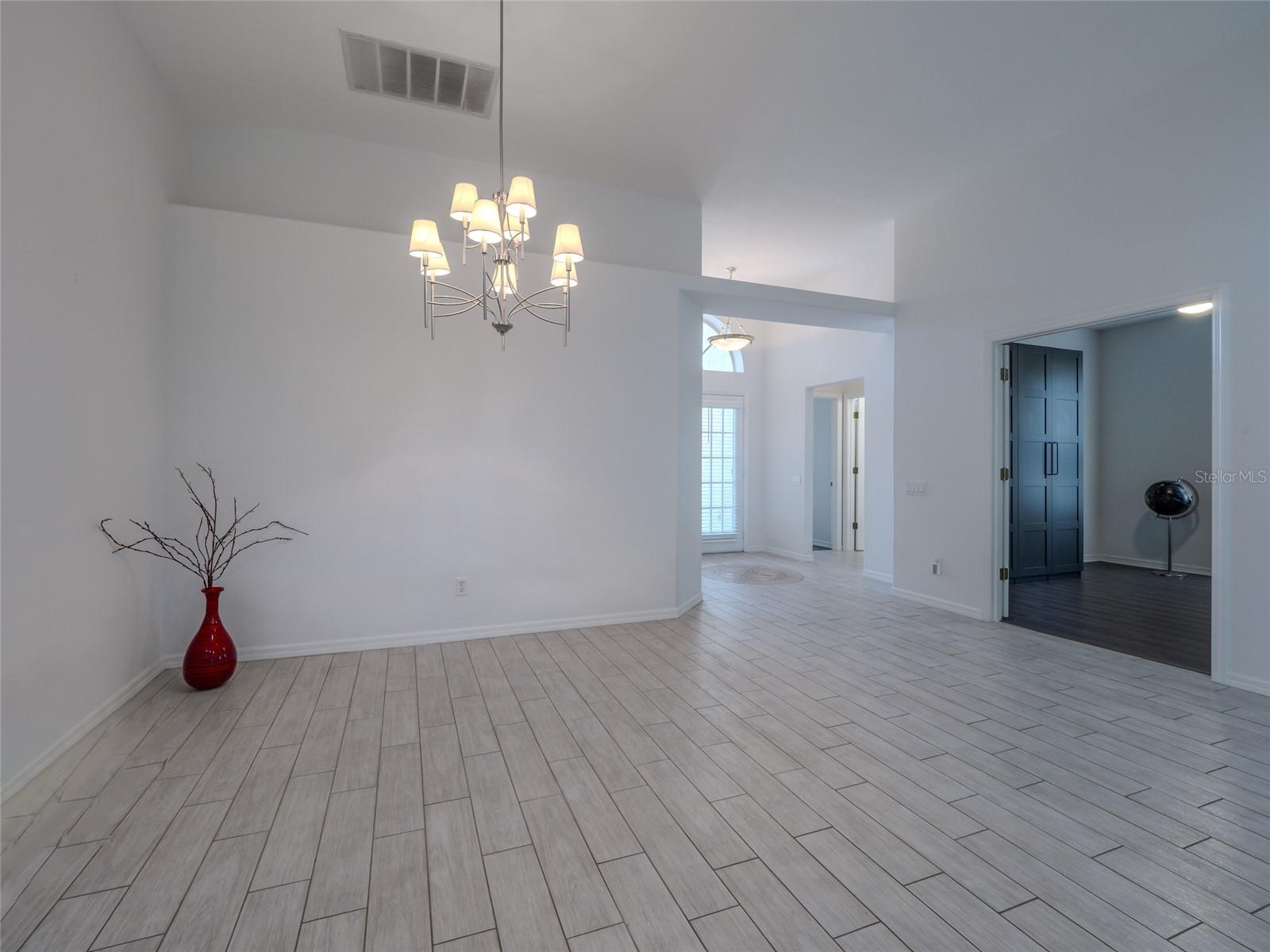 Image 14 of 70 For 6721 Oak Manor Drive