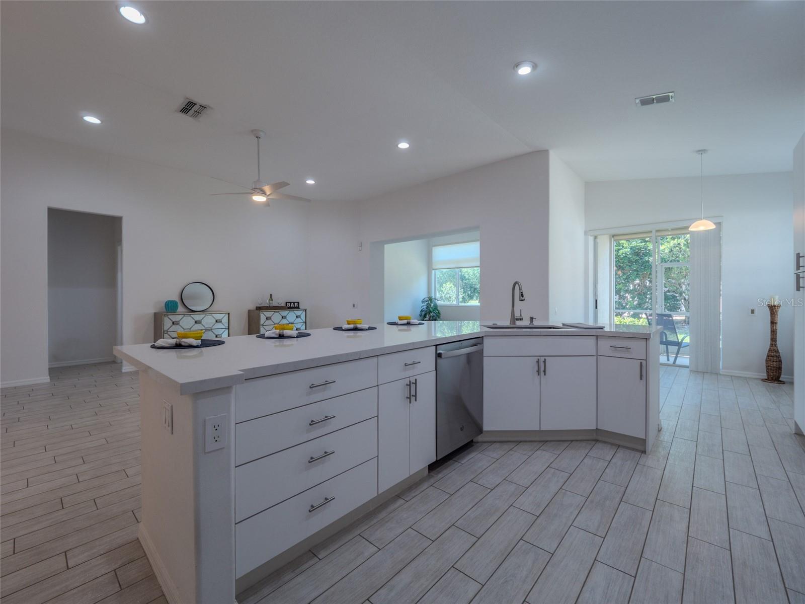 Image 20 of 70 For 6721 Oak Manor Drive