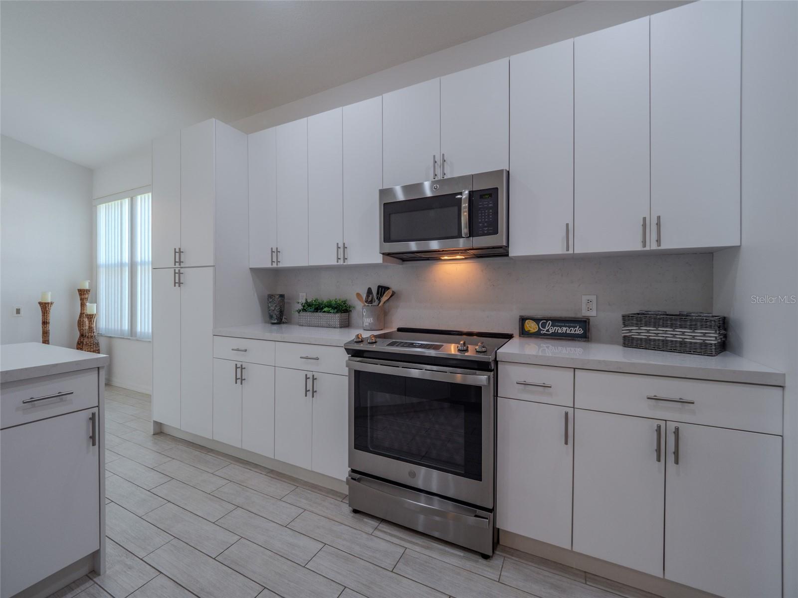 Image 23 of 70 For 6721 Oak Manor Drive