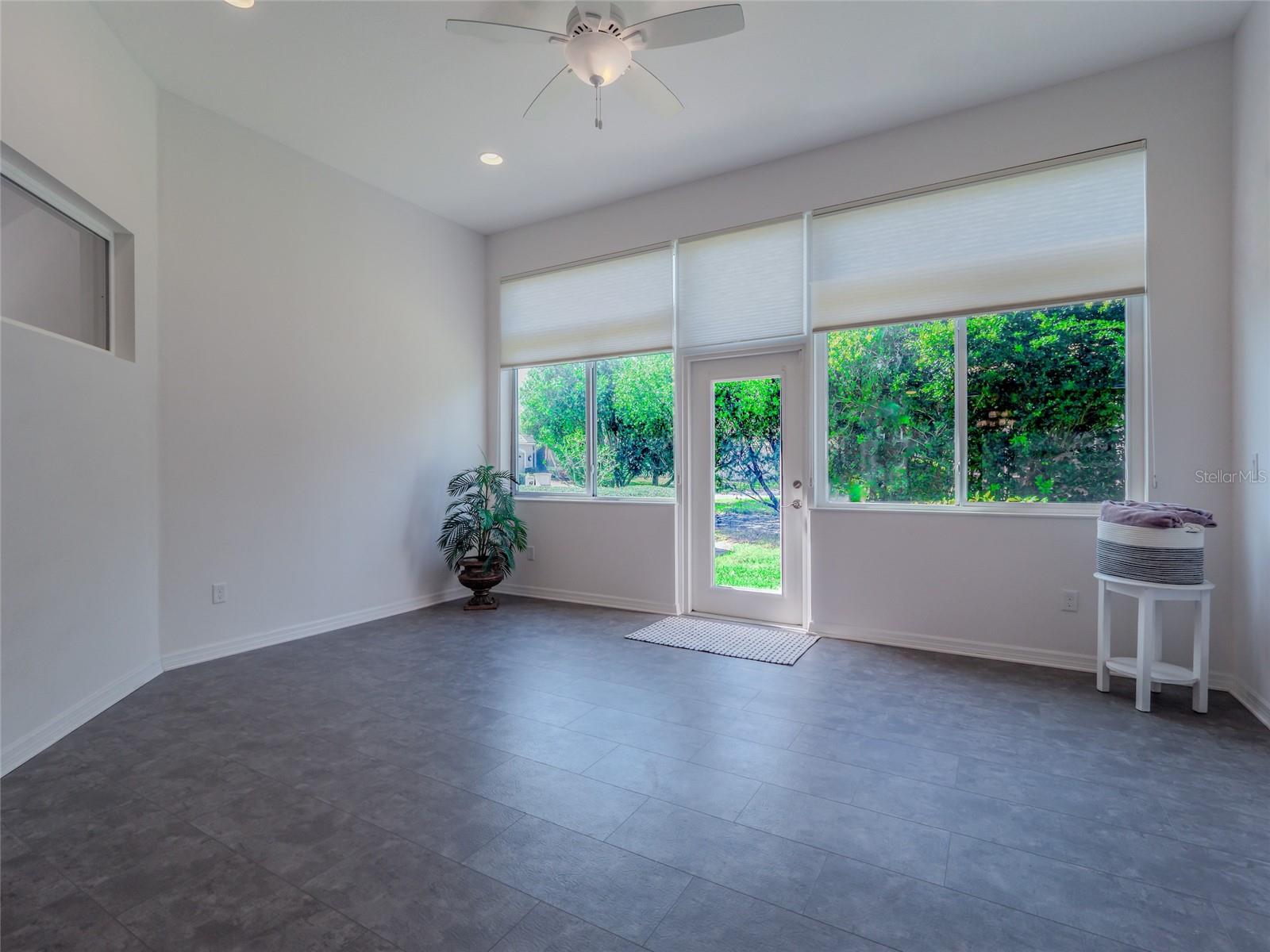 Image 33 of 70 For 6721 Oak Manor Drive