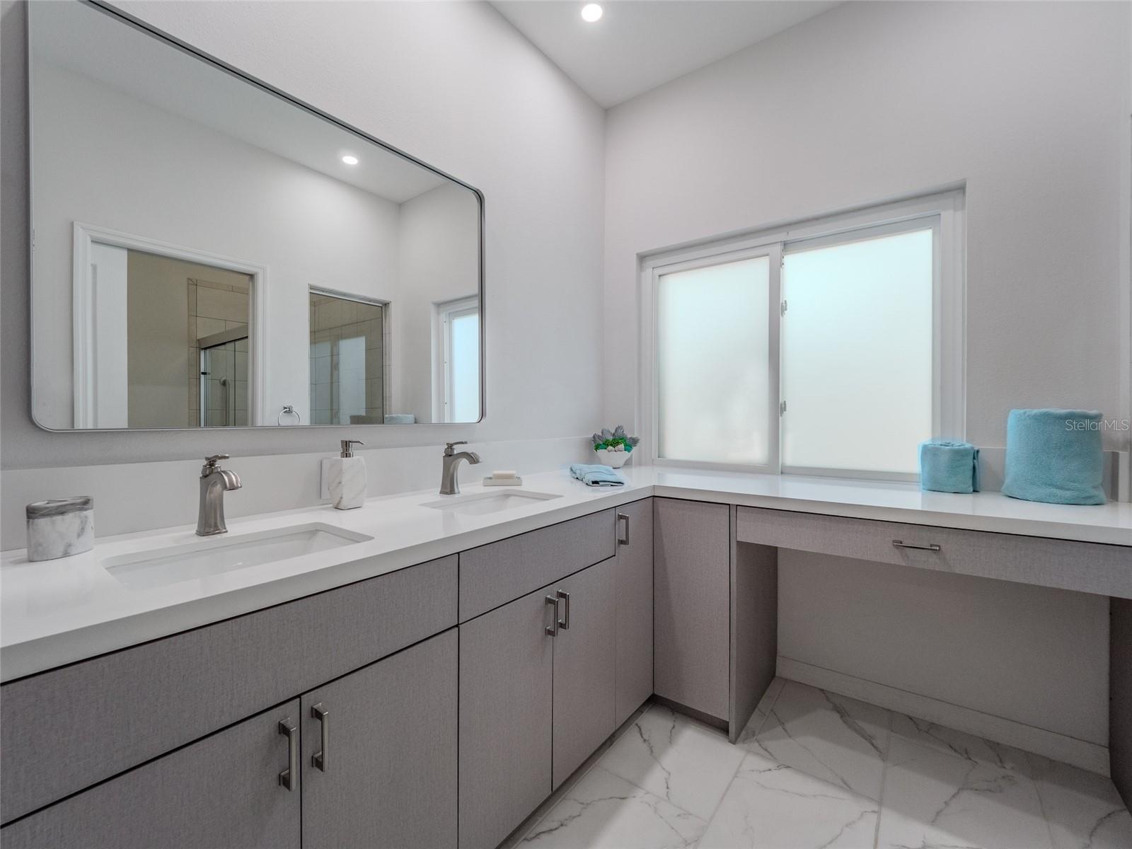 Image 42 of 70 For 6721 Oak Manor Drive