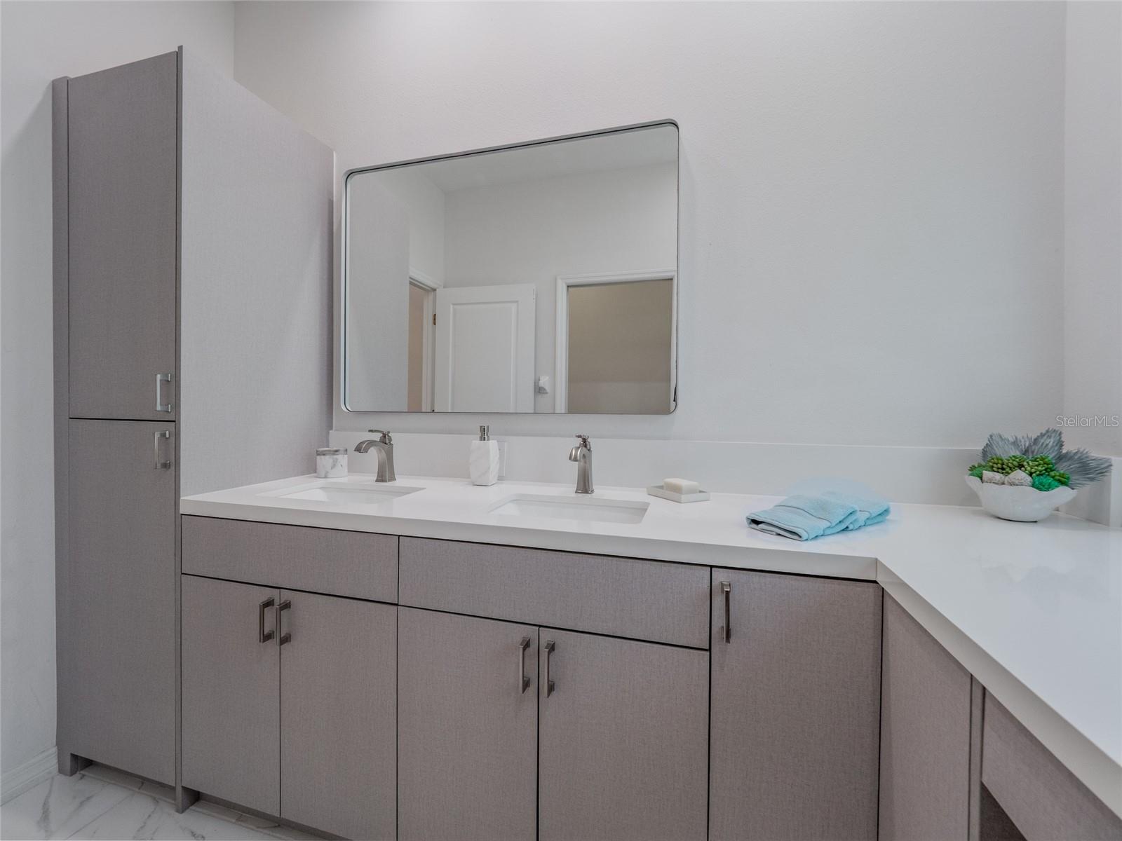 Image 43 of 70 For 6721 Oak Manor Drive