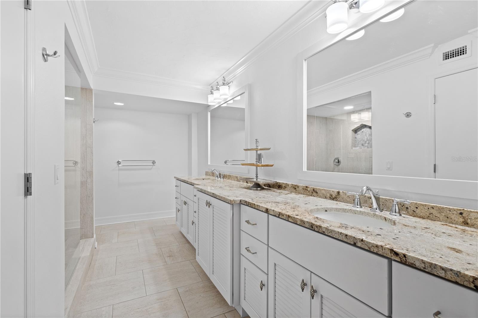 Image 19 of 39 For 5880 Midnight Pass Road 804