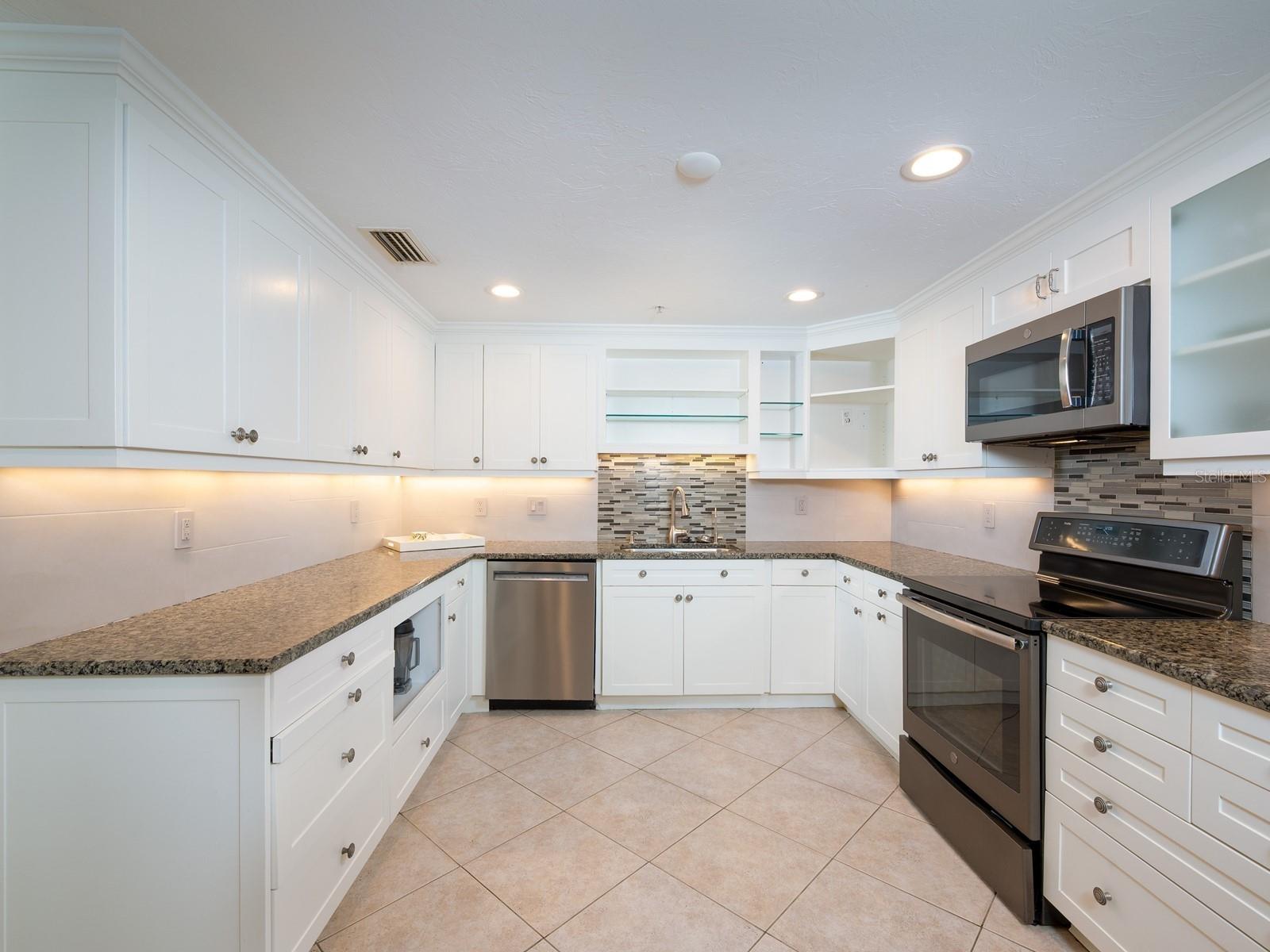 Image 16 of 92 For 1255 Gulfstream Avenue 1106