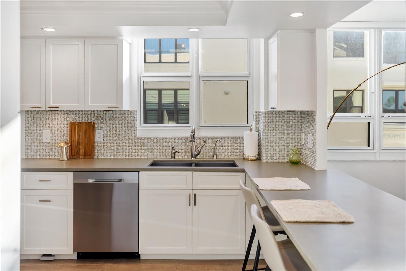 Listing photo id 9 for 101 Sunset Drive 402