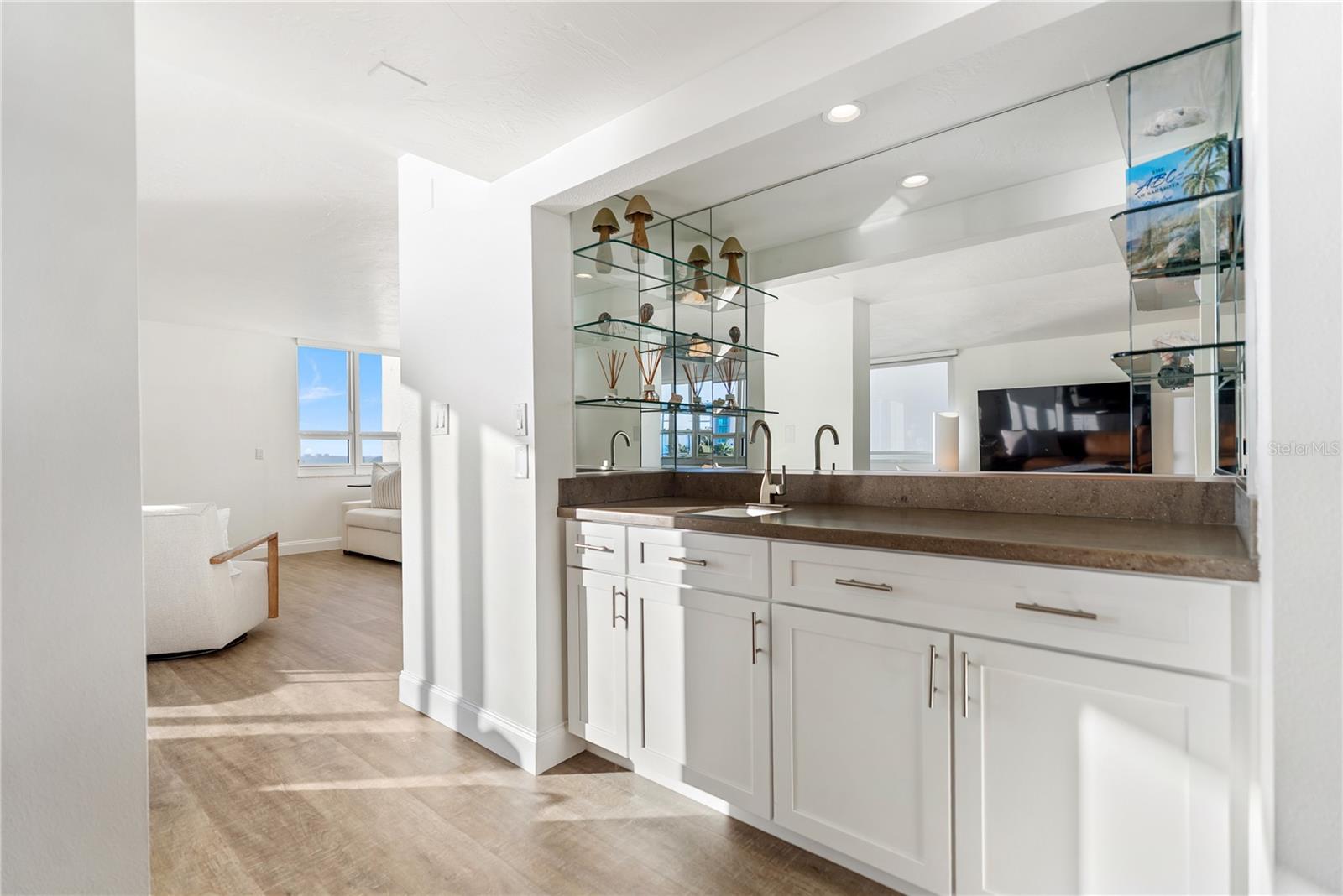 Listing photo id 20 for 101 Sunset Drive 402