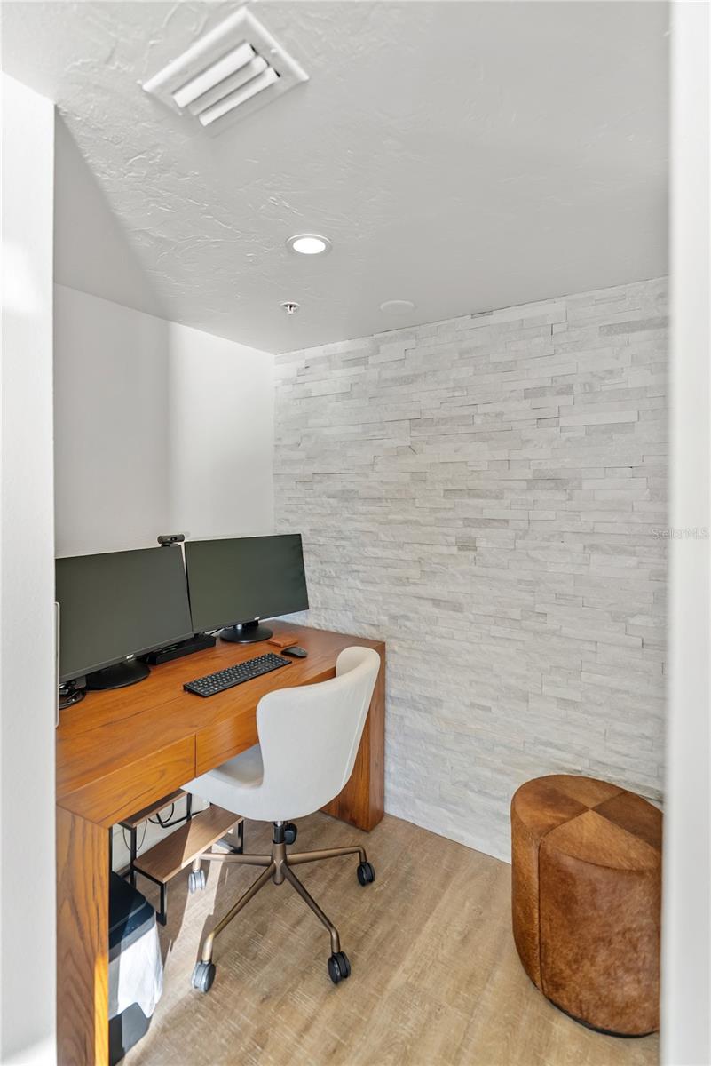 Listing photo id 21 for 101 Sunset Drive 402